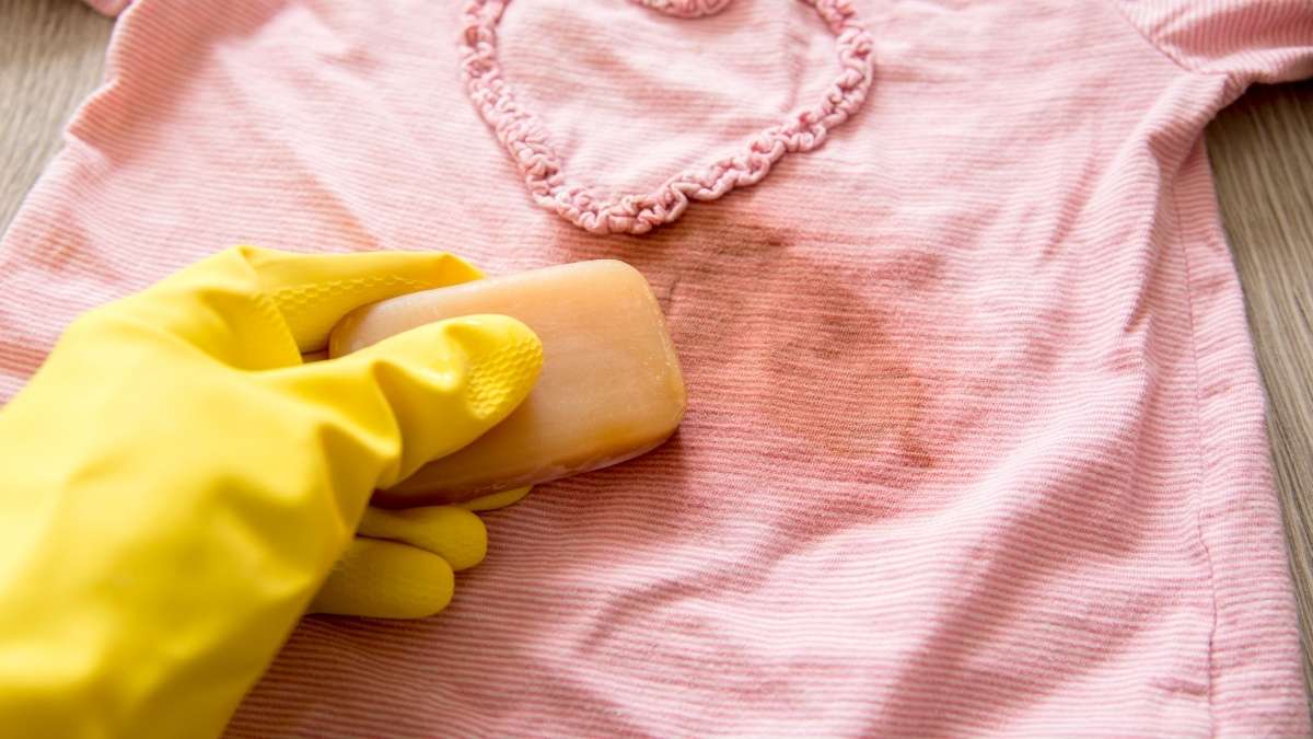 Como tirar manchas das roupas infantis