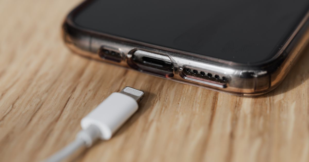 Você comprou algum aparelho celular sem carregador e se sentiu lesado por isso? Uma empresa vai te pagar R$ 300 para compensar.