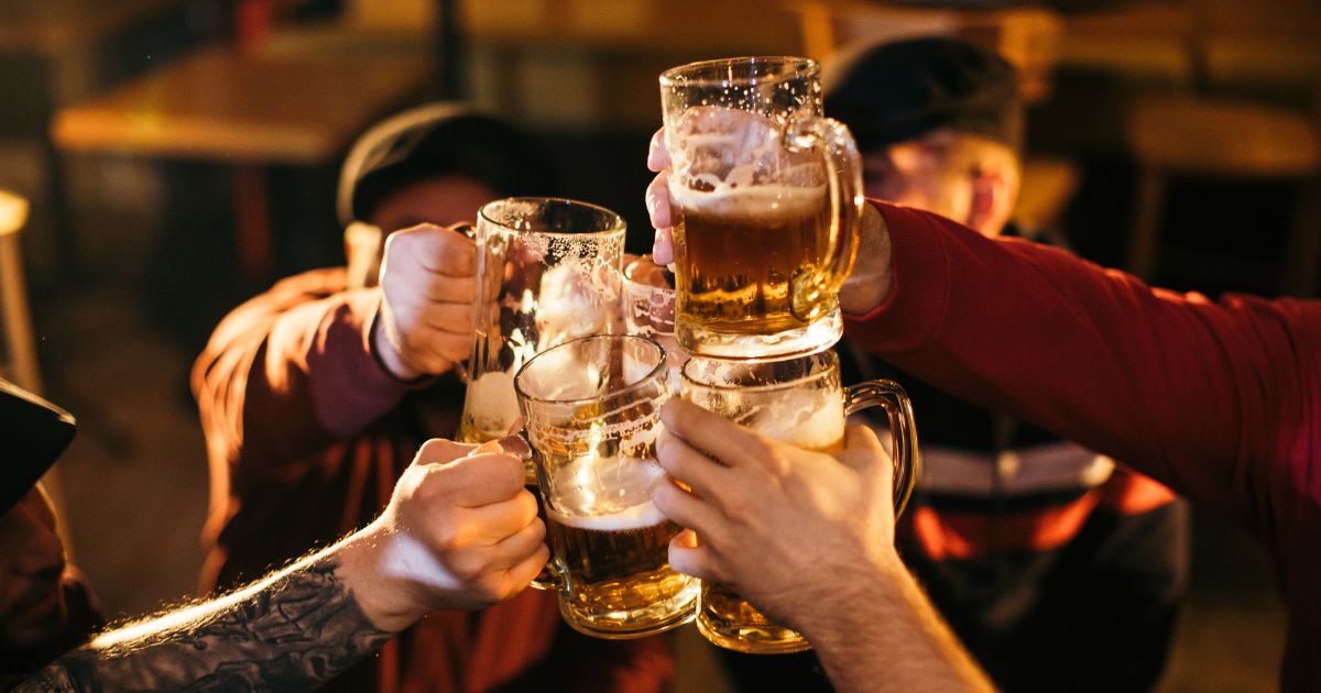 Entenda o que um estudo australiano concluiu sobre beber cerveja e prevenir demência na idade avançada.