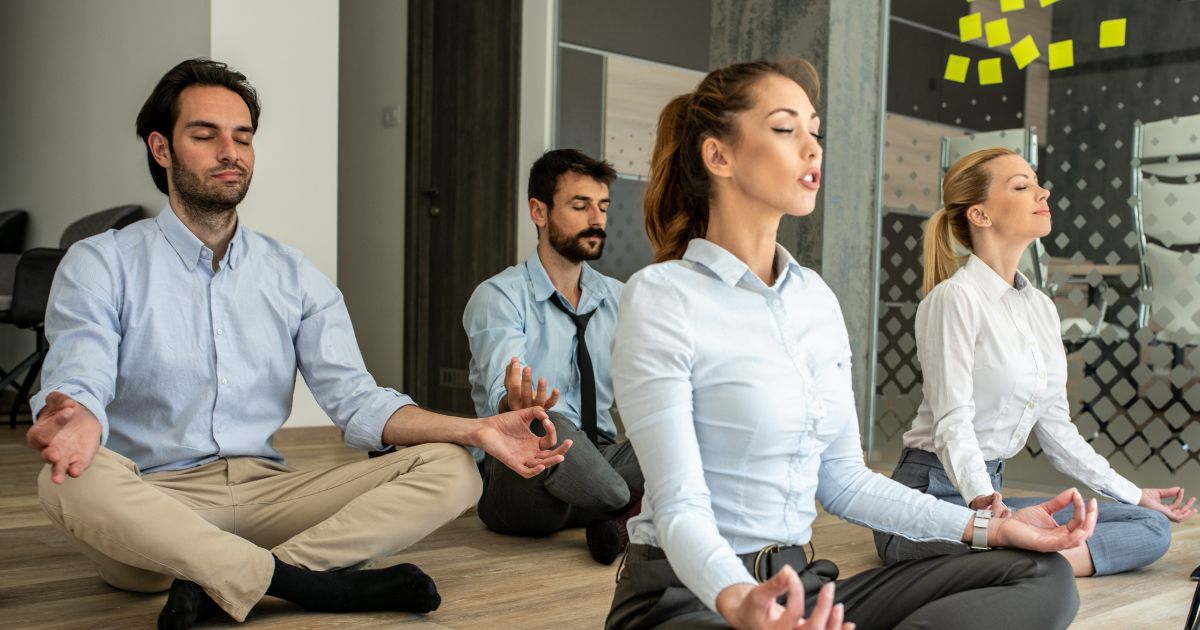 Cada dia uma nova tendência é criada para adequar o ser humano em sua rotina. Confira como meditar no trabalho e entre para essa moda 