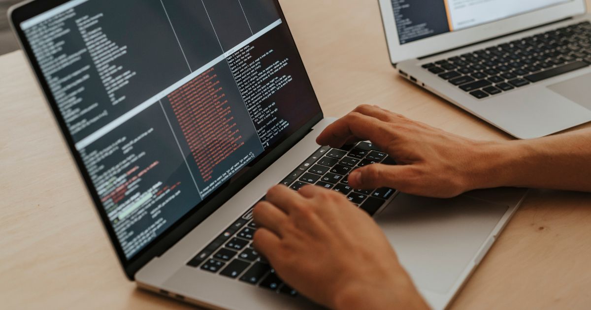 Veja como se inscrever no curso gratuito de programação que disponibilizará computador, vale e outros itens para os alunos.
