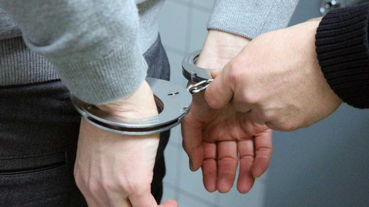 Quais são os crimes cometidos por funcionários públicos