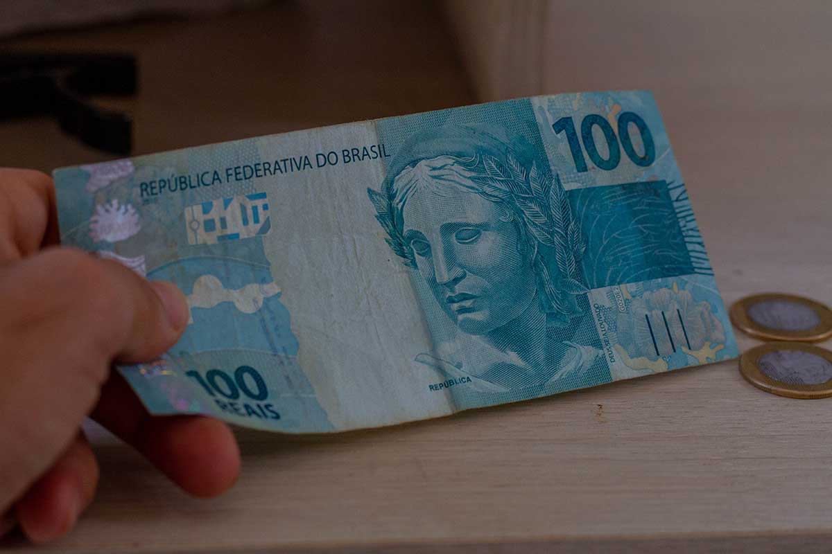 Novo auxílio vai dar R$ 100 para brasileiros