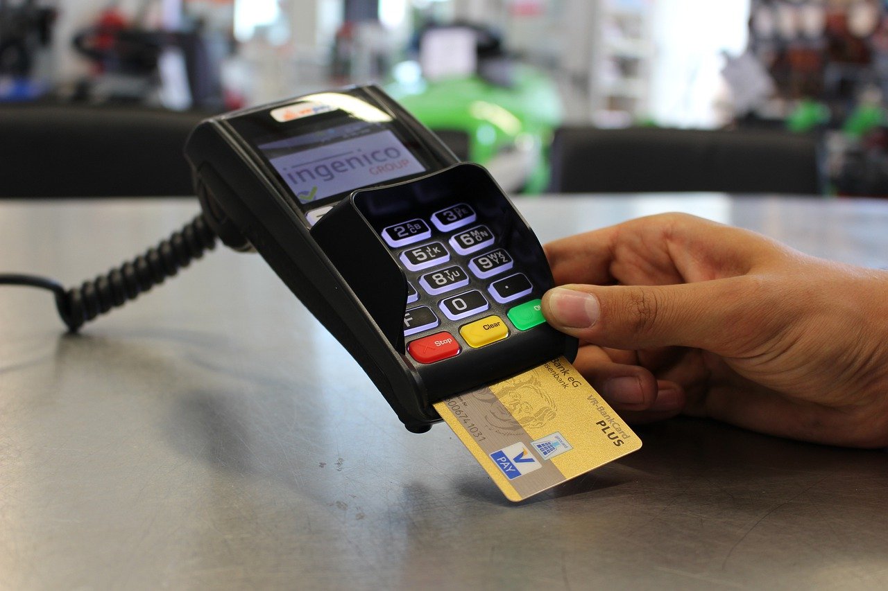 Juros do cartão de crédito explodem e alcançam maior valor em 5 anos; e agora?