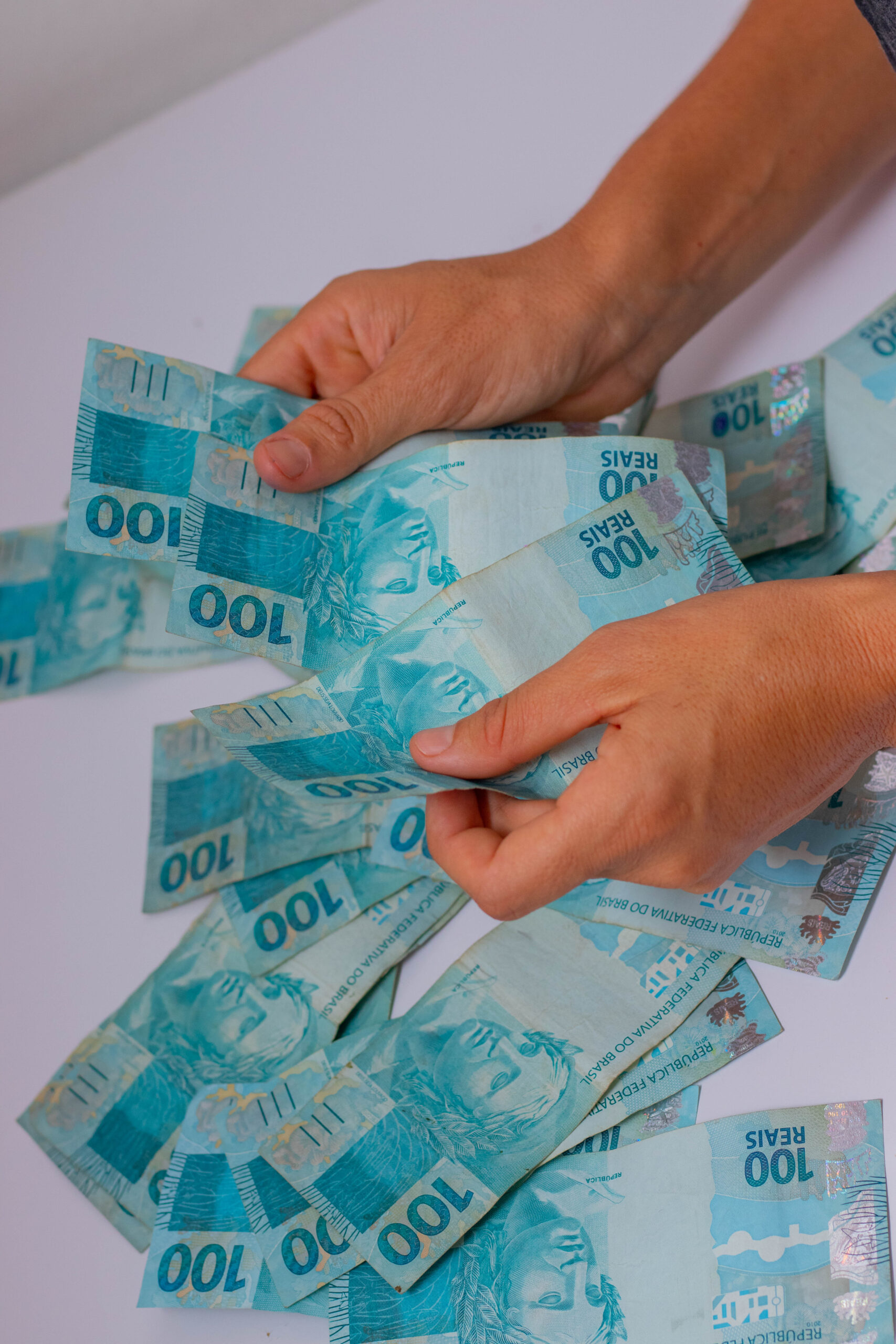 Salário mínimo sofrerá REDUÇÃO Índice inflacionário MUDOU e brasileiros estão PREOCUPADOS!