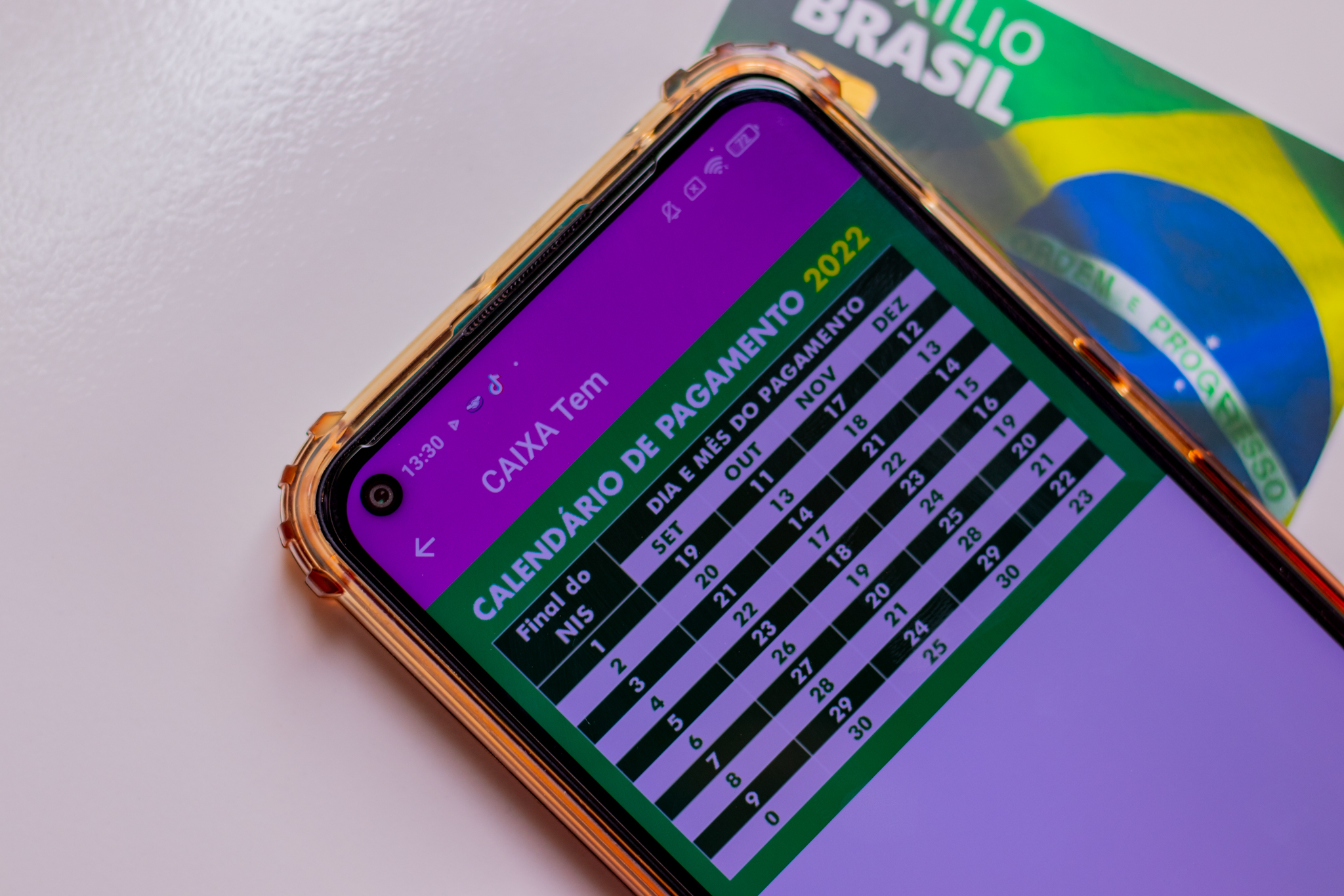 Celular mostrando um calendário baseado no NIS
