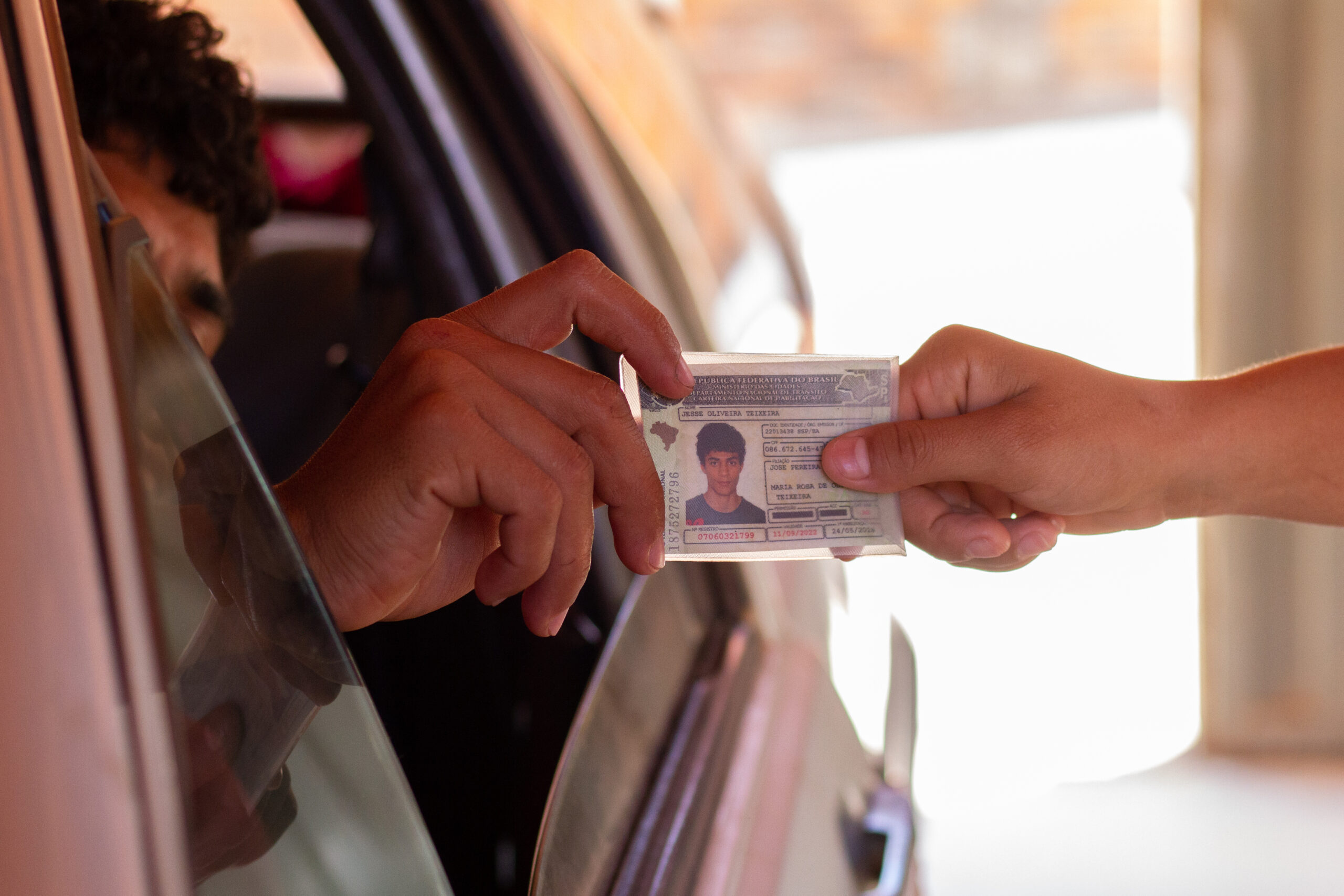 Jovem recebendo sua CNH no trânsito