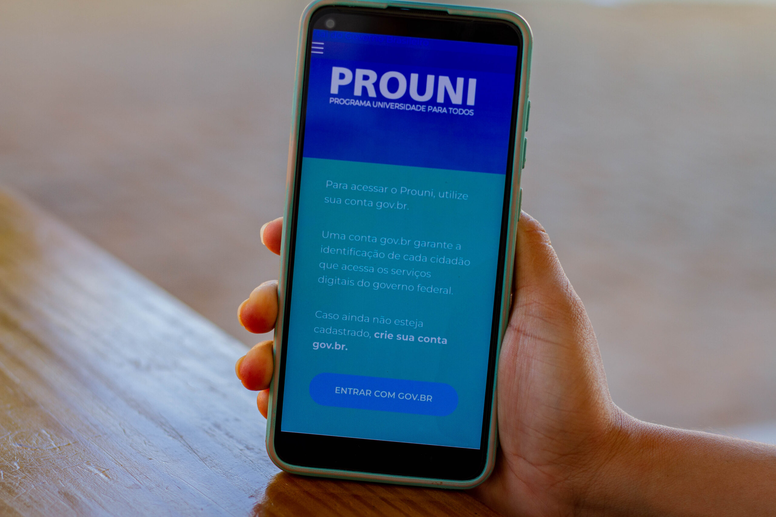 Celular aberto em uma página do ProUni