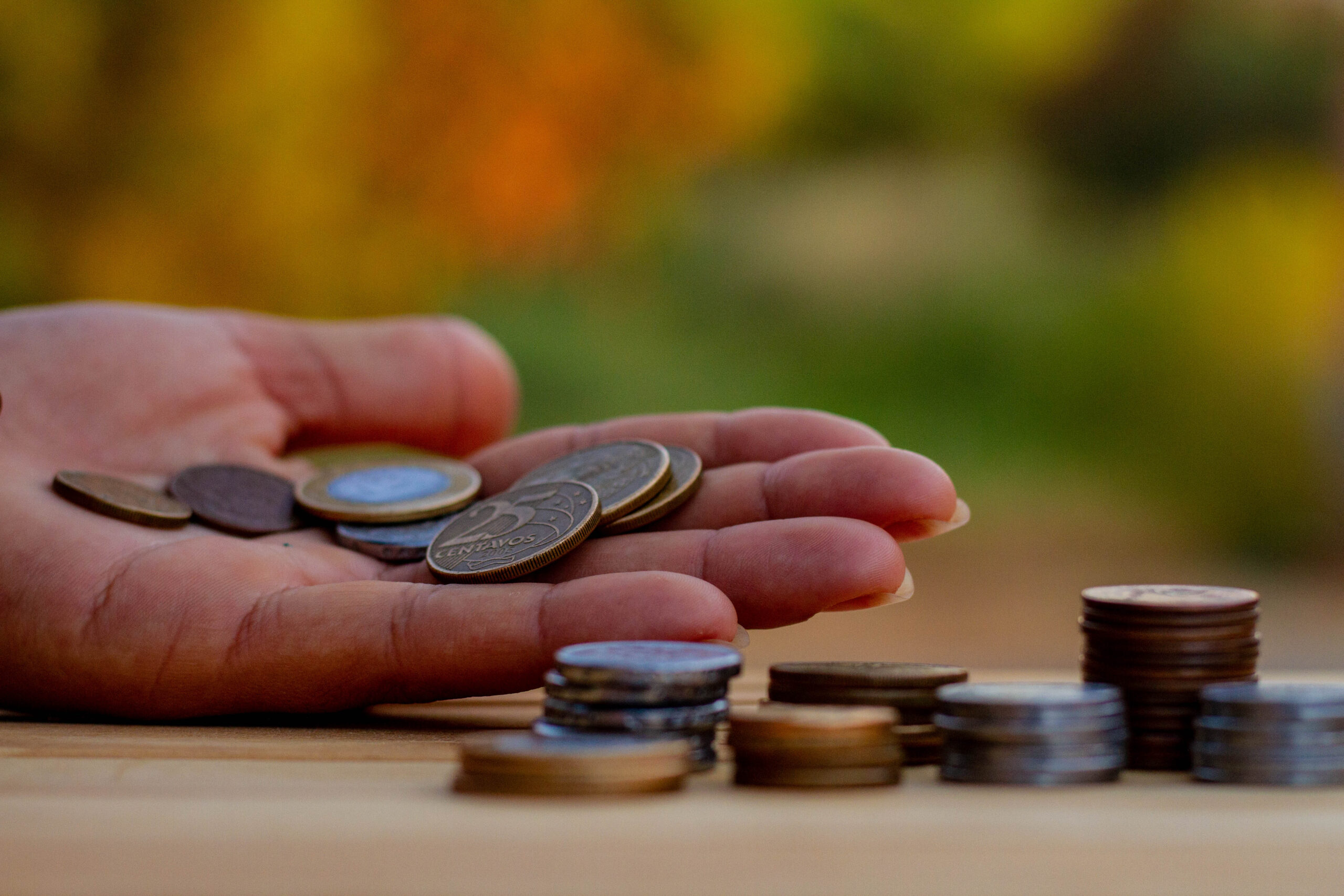 Várias moedas na mão de uma pessoa
