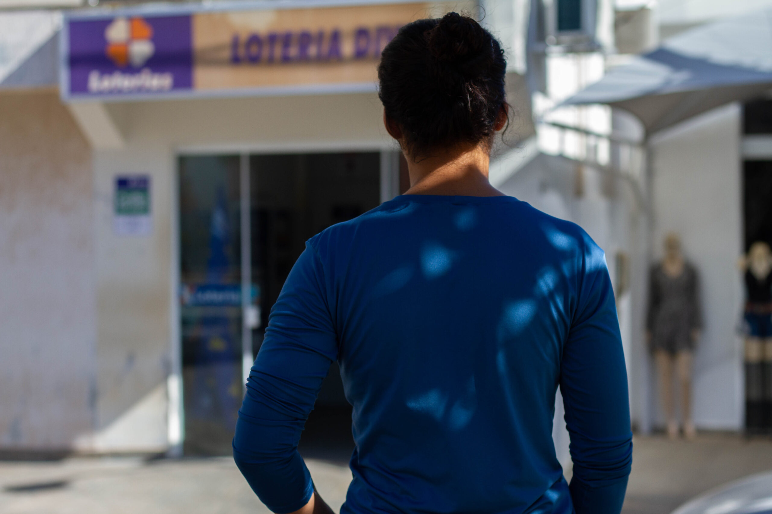 Pessoa em frente a uma Loteria Federal para receber um benefício social