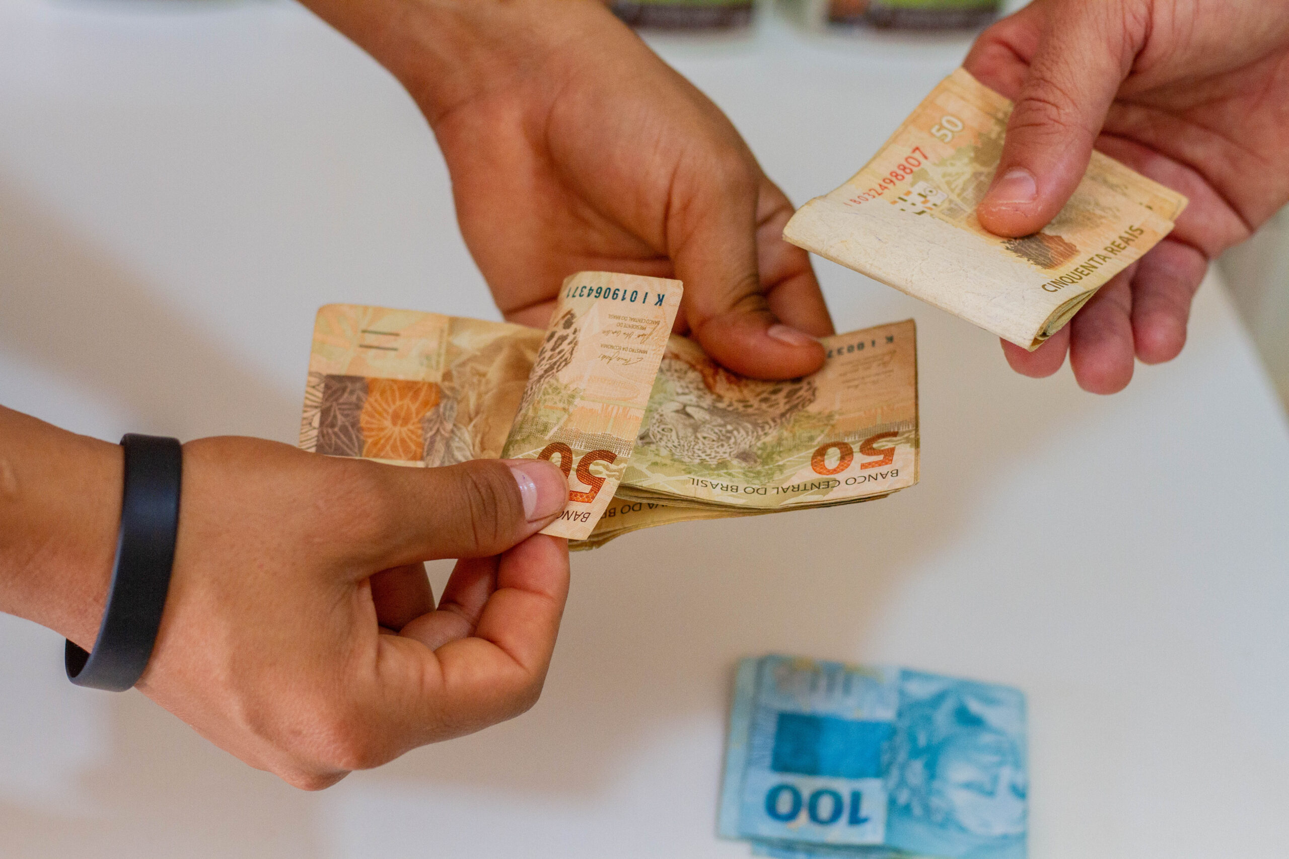 AUXÍLIO de R$ 300 pra família com dois filhos começa em janeiro?