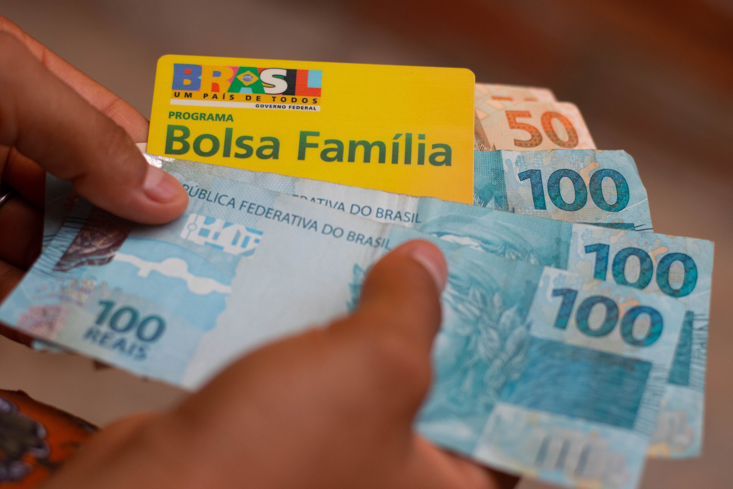 Dinheiro e cartão do Bolsa Família