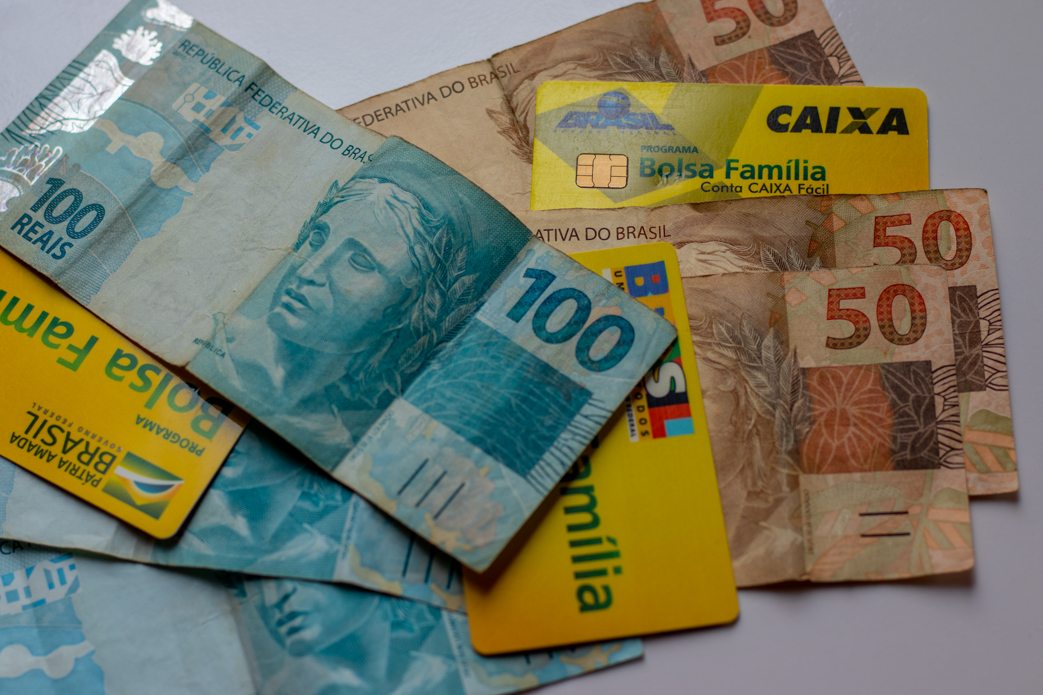 Dinheiro e cartão bolsa família