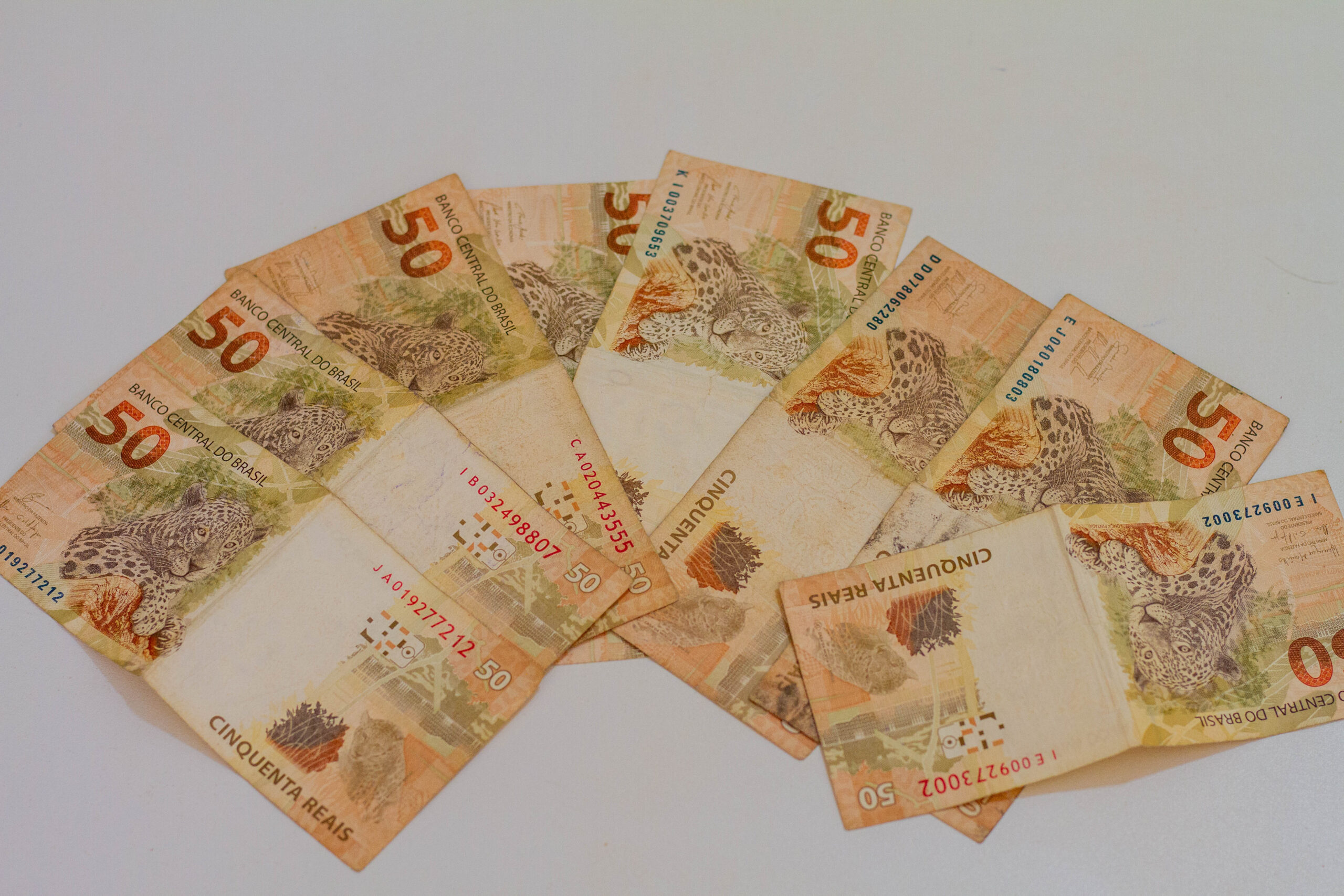 Várias cédulas de dinheiro em uma mesa