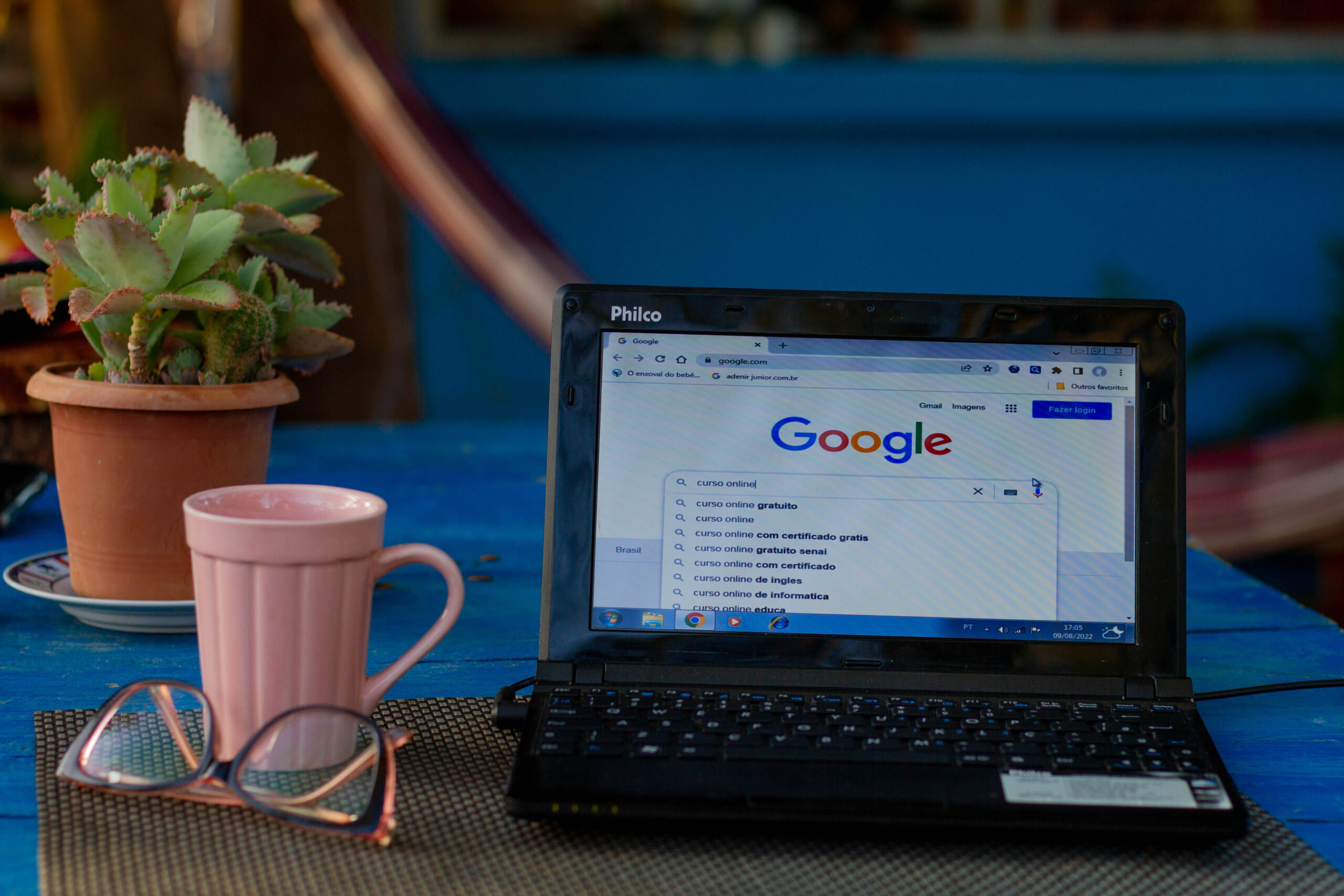 Notebook aberto no Google com a pesquisa Cursos online