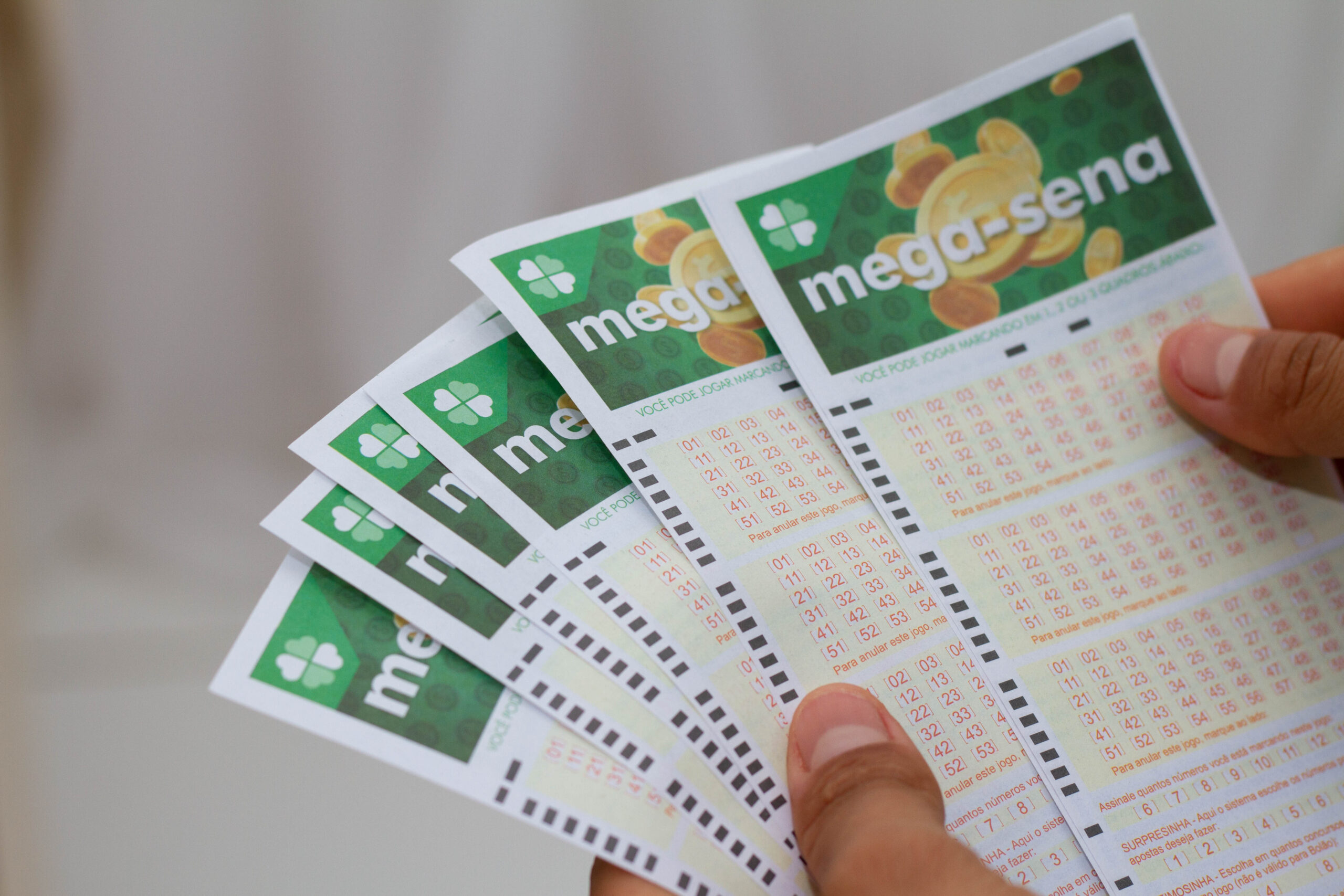 Saiba se é possível receber o prêmio de loteria sem ninguém saber e como fazer isso. Confira também os números que mais saíram nos sorteios!