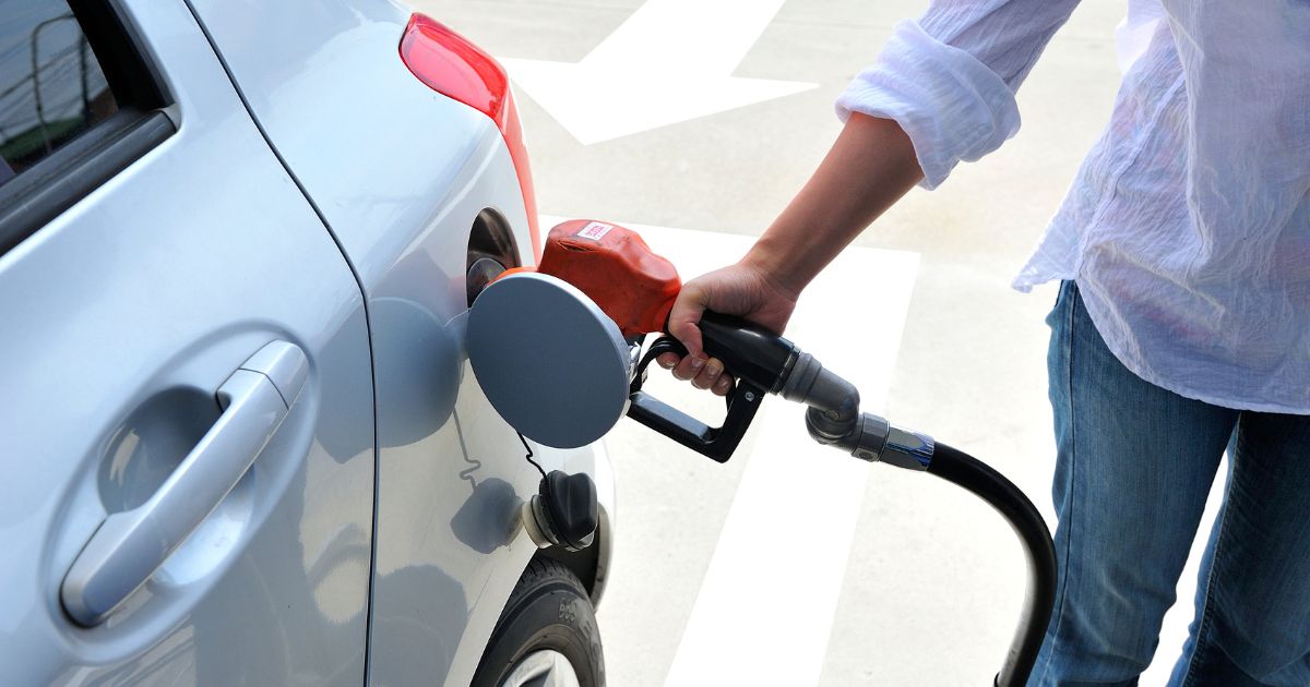 Confira três aplicativos que vão fazer você economizar gasolina de um jeito simples e fácil diariamente.