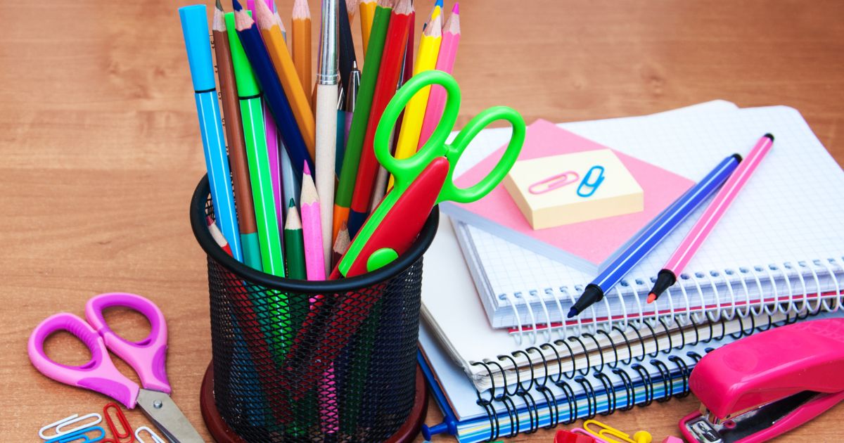 Veja como ter direito ao auxílio para compra de material escolar oferecido pelo governo - arquivo/Canva.