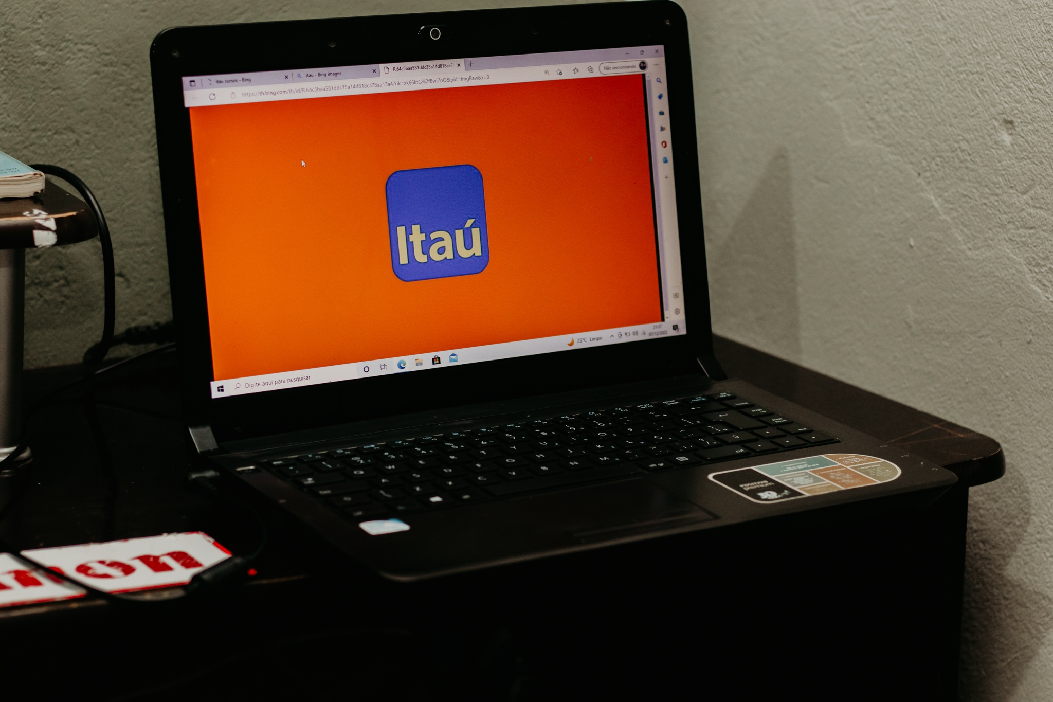 Itaú abre inscrições para BOLSA de até R$ 500 para estudantes