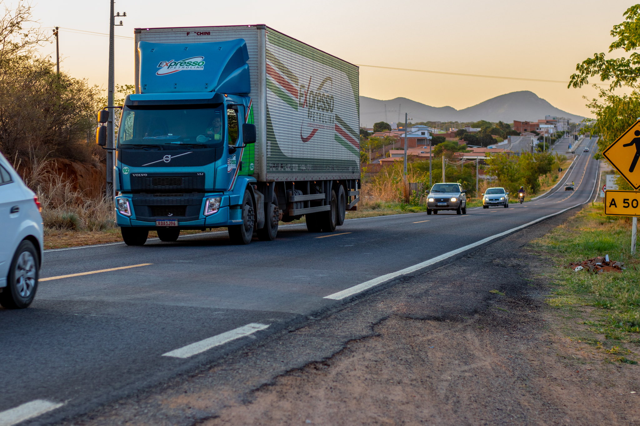 Nova LEI DO FAROL; motoristas devem ficar atentos