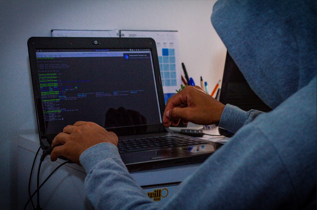 Jovem usando um notebook
