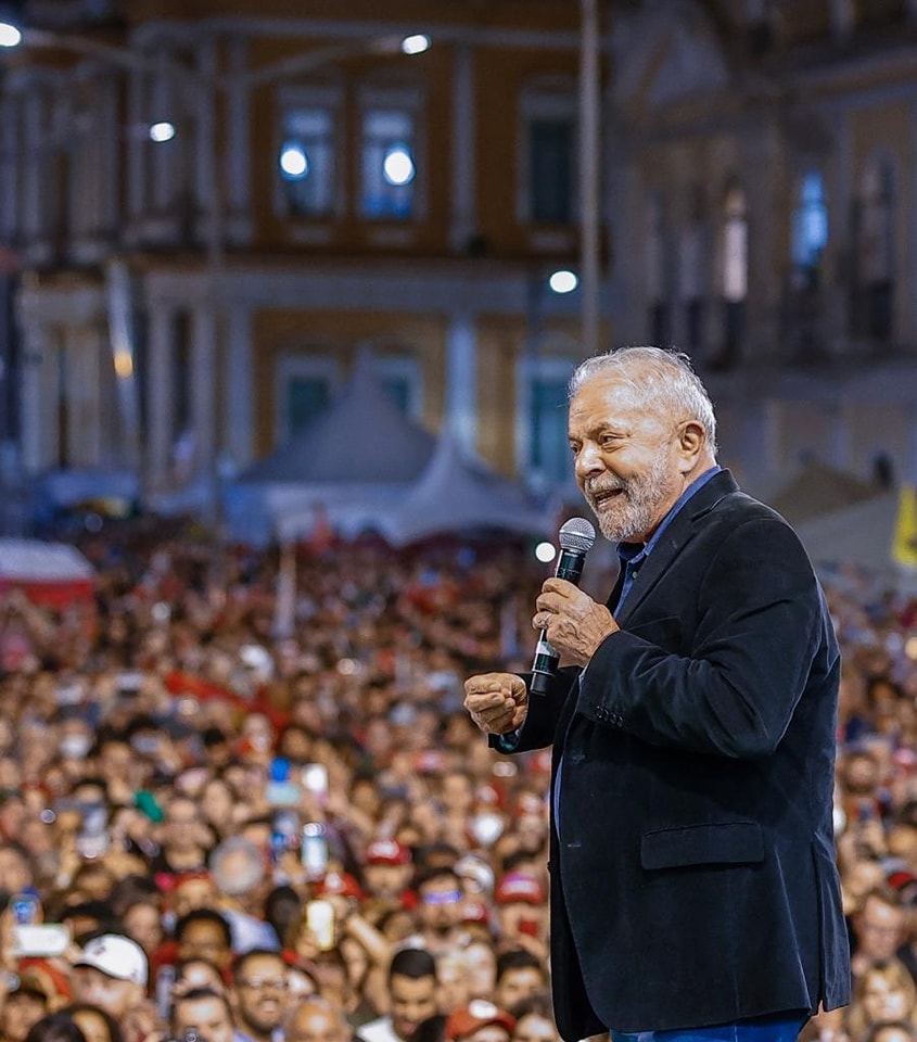 Lula falando ao microfone