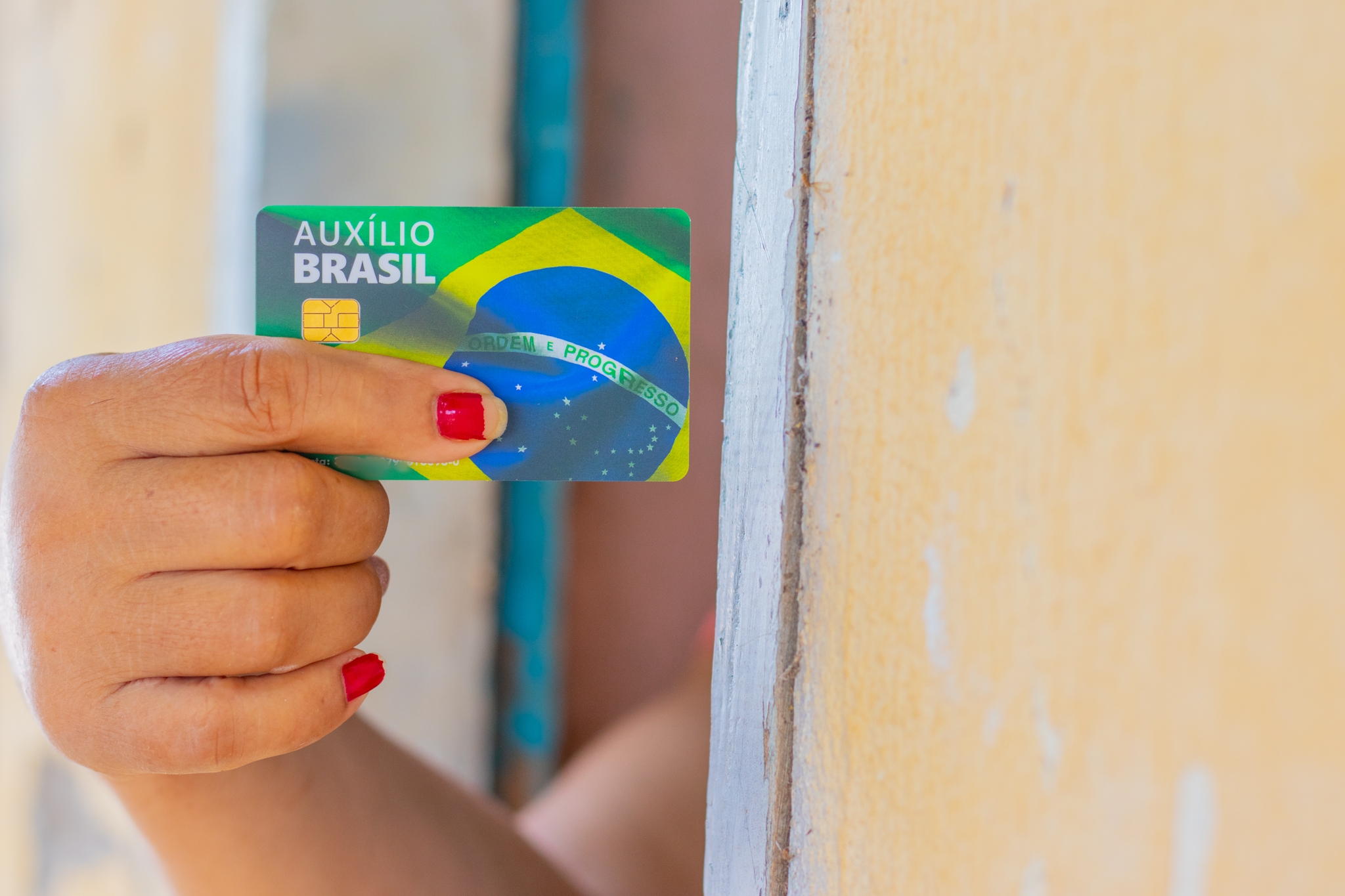 URGENTE! Milhões de famílias vão ter que DEVOLVER o Auxílio Brasil? Entenda