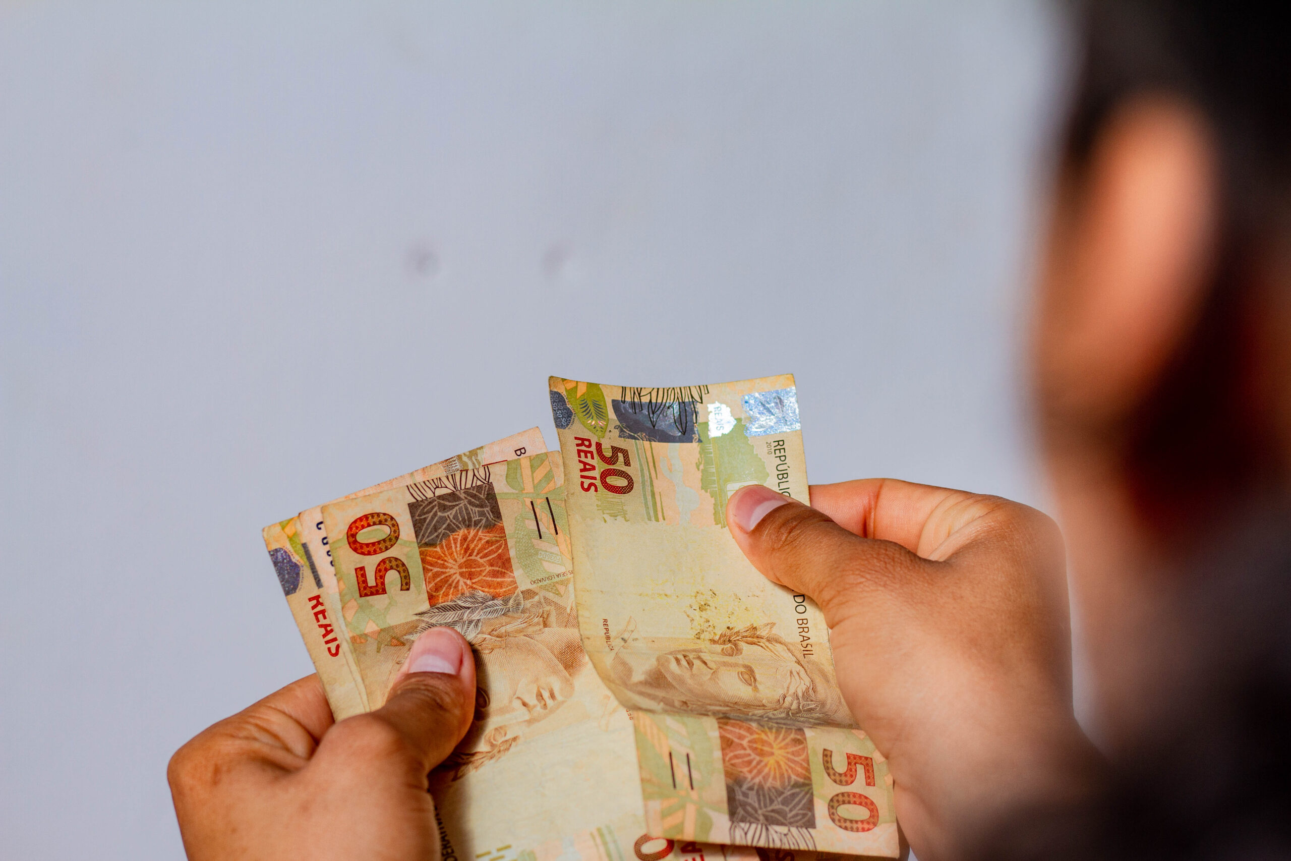 Muita gente quer saber se o 13º salário da pensão é obrigatório e se também pode ser pago nesta terça-feira (20). Entenda o assunto agora - Foto: Jeane de Oliveira / Noticiadamnha.com.br.