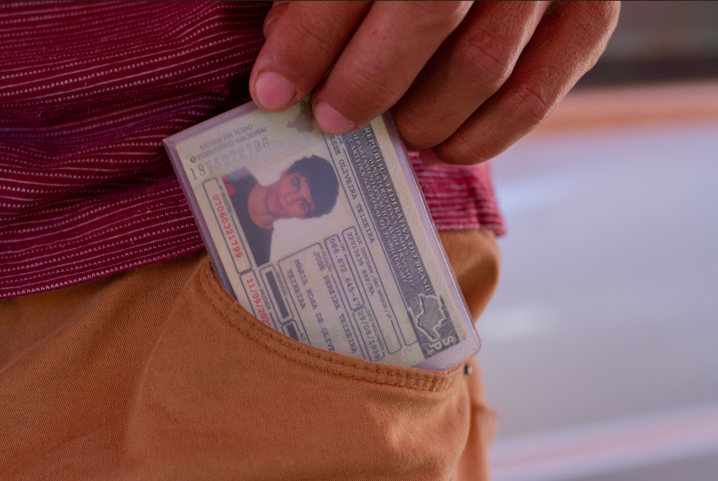 Jovem retirando sua CNH do bolso