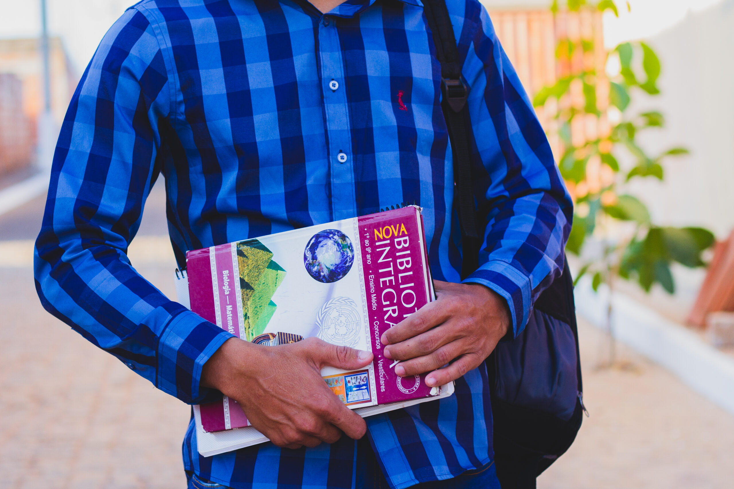 Estudante segurando um livro