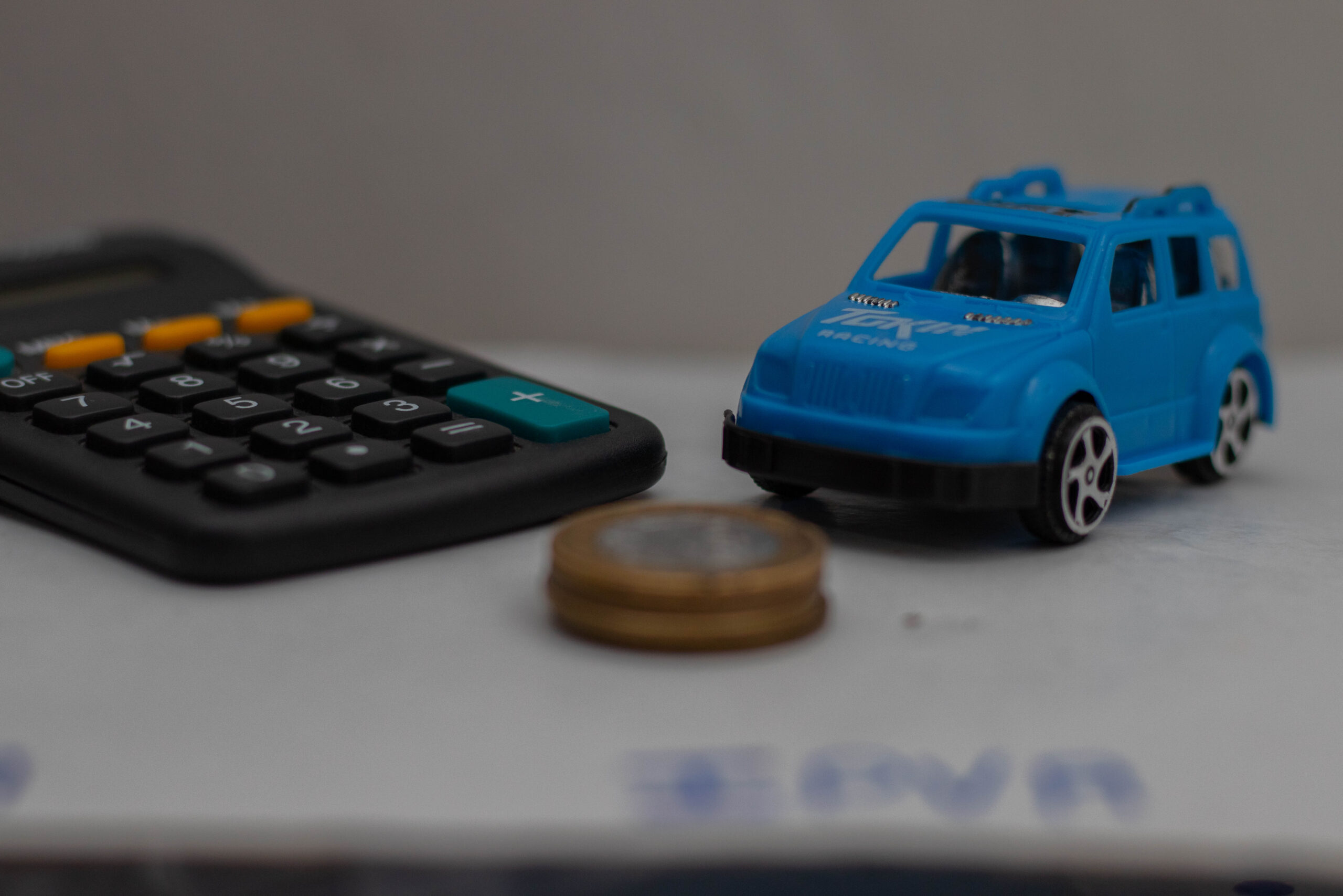 Carro, calculadora e dinheiro brasileiro