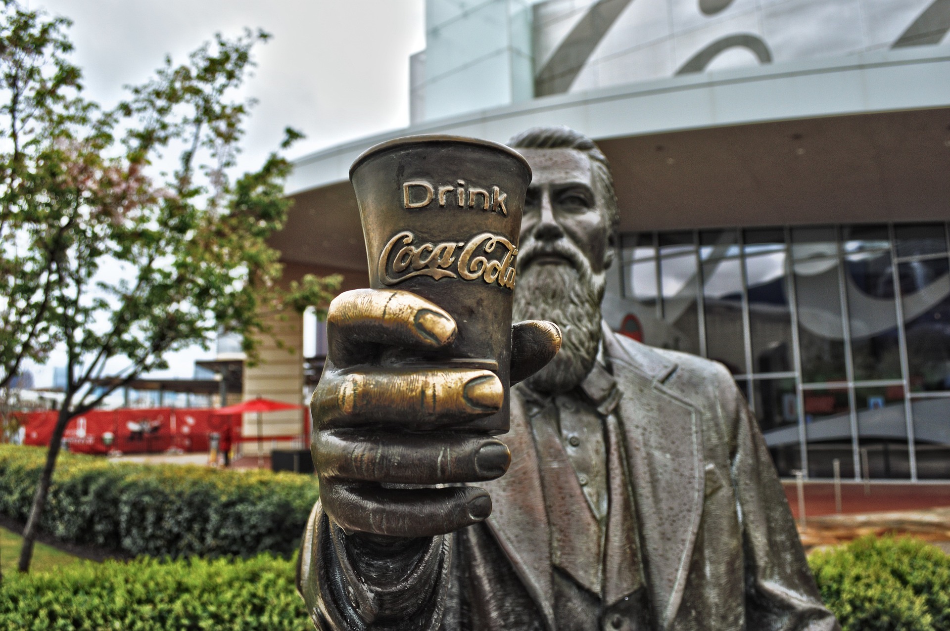 Estátua com um copo da empresa Coca-Cola