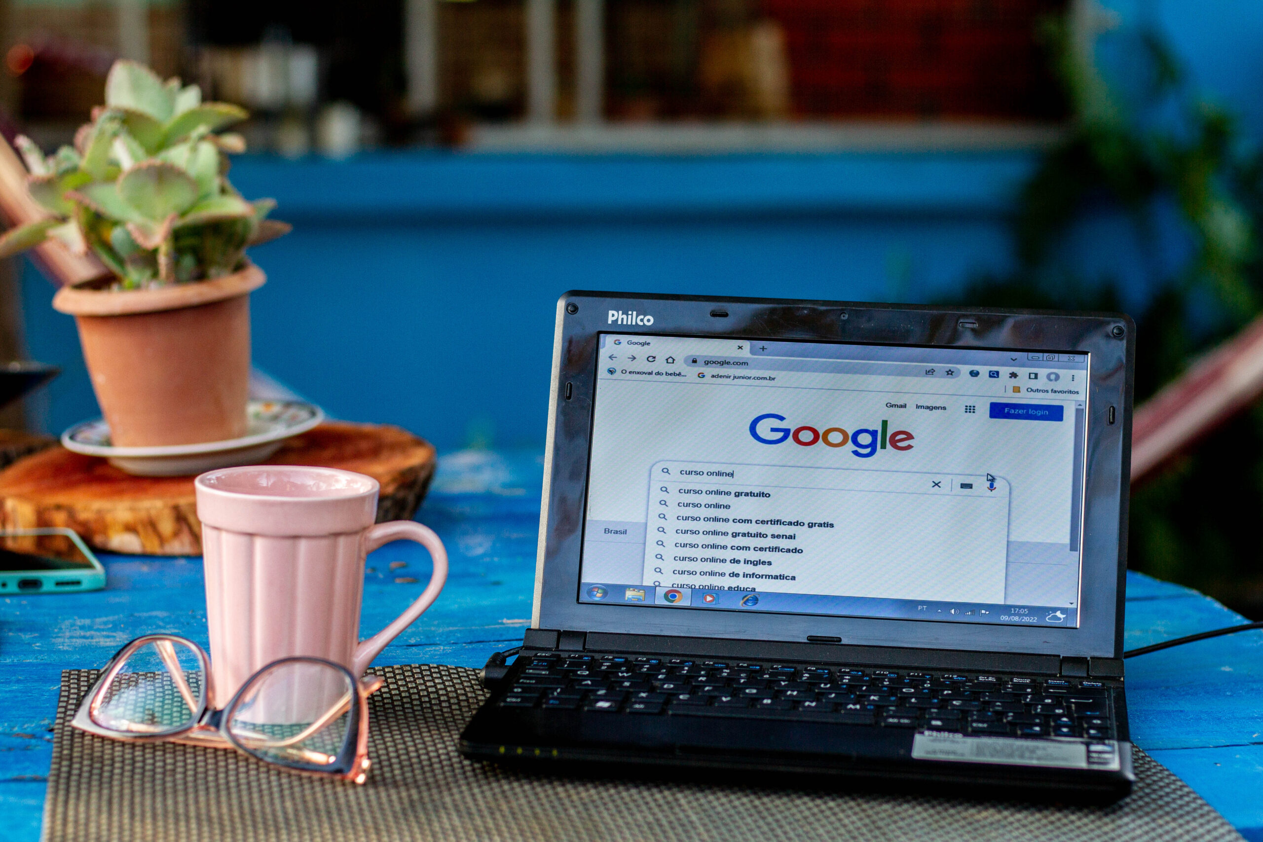 Pessoa pesquisando por Cursos Gratuitos no Google