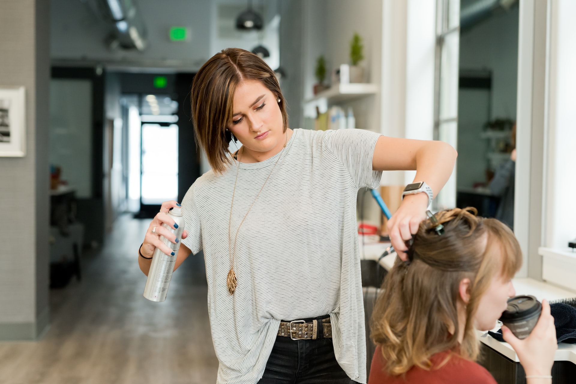 Cosméticos de cabelo podem causar CEGUEIRA; confira a lista deles