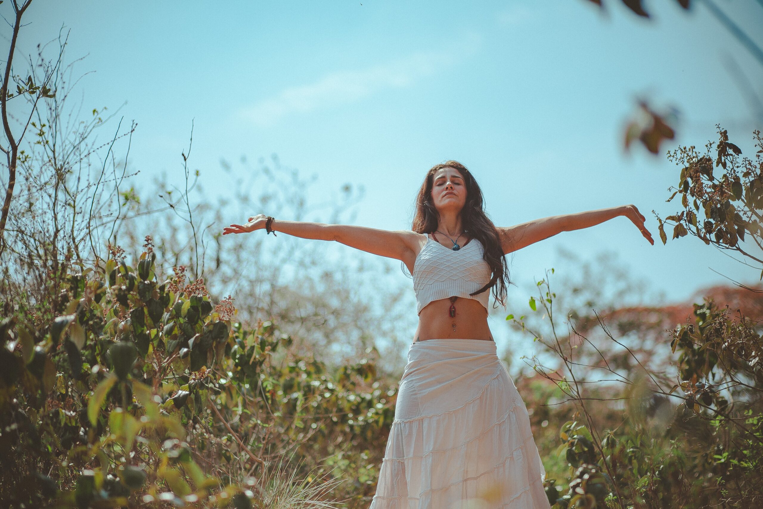Com a chegada de um novo ano, é comum que as pessoas se sintam inspiradas em criar novas metas e objetivos a serem cumpridos. Apesar de ser um ato que desperta criatividade e uma visão positiva do futuro, é preciso ficar atento em resolver hábitos ruins e que atrasam o que almejamos que inserir cada vez mais ações na rotina. Mas, afinal, você sabe qual a importância de hábitos positivos para a sua rotina e quais situações são consideradas ruins de se manter? Confira a seguir.