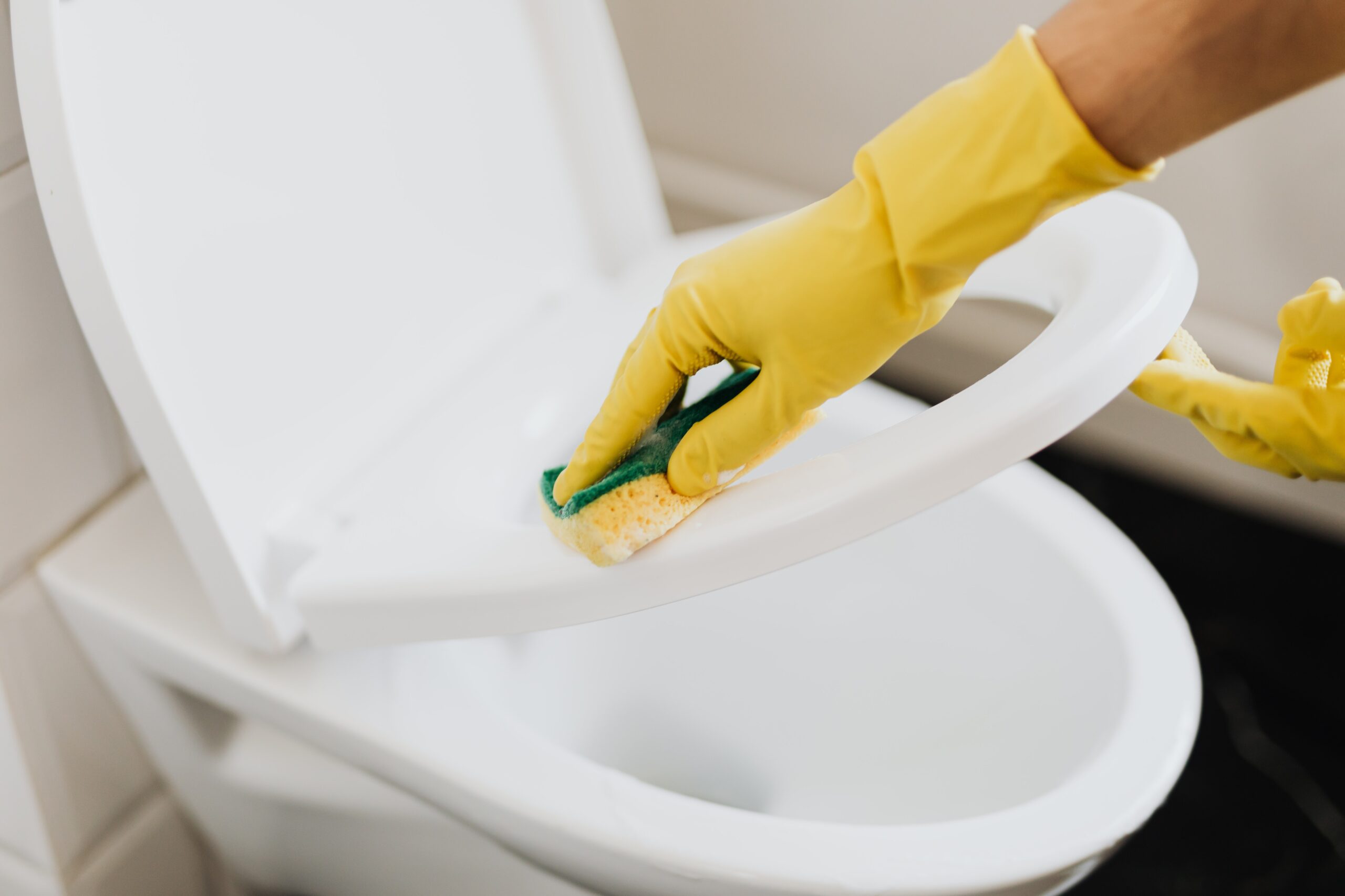 ECA! Fórmula para tirar manchas amarelas do vaso sanitário