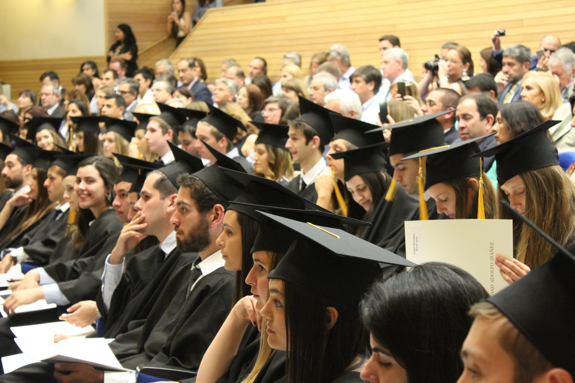 Estudantes em sua formatura recebendo o diploma
