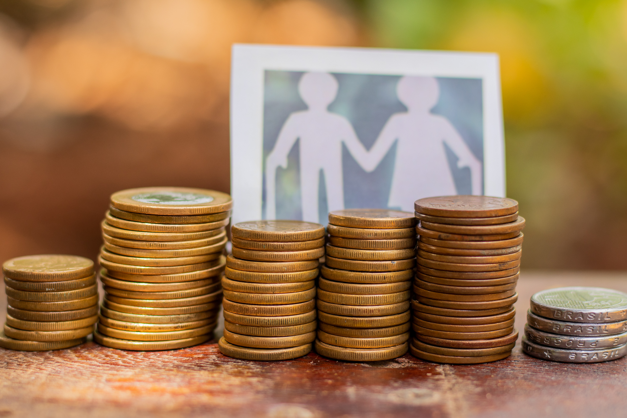Moedas e a foto de um casal de idosos