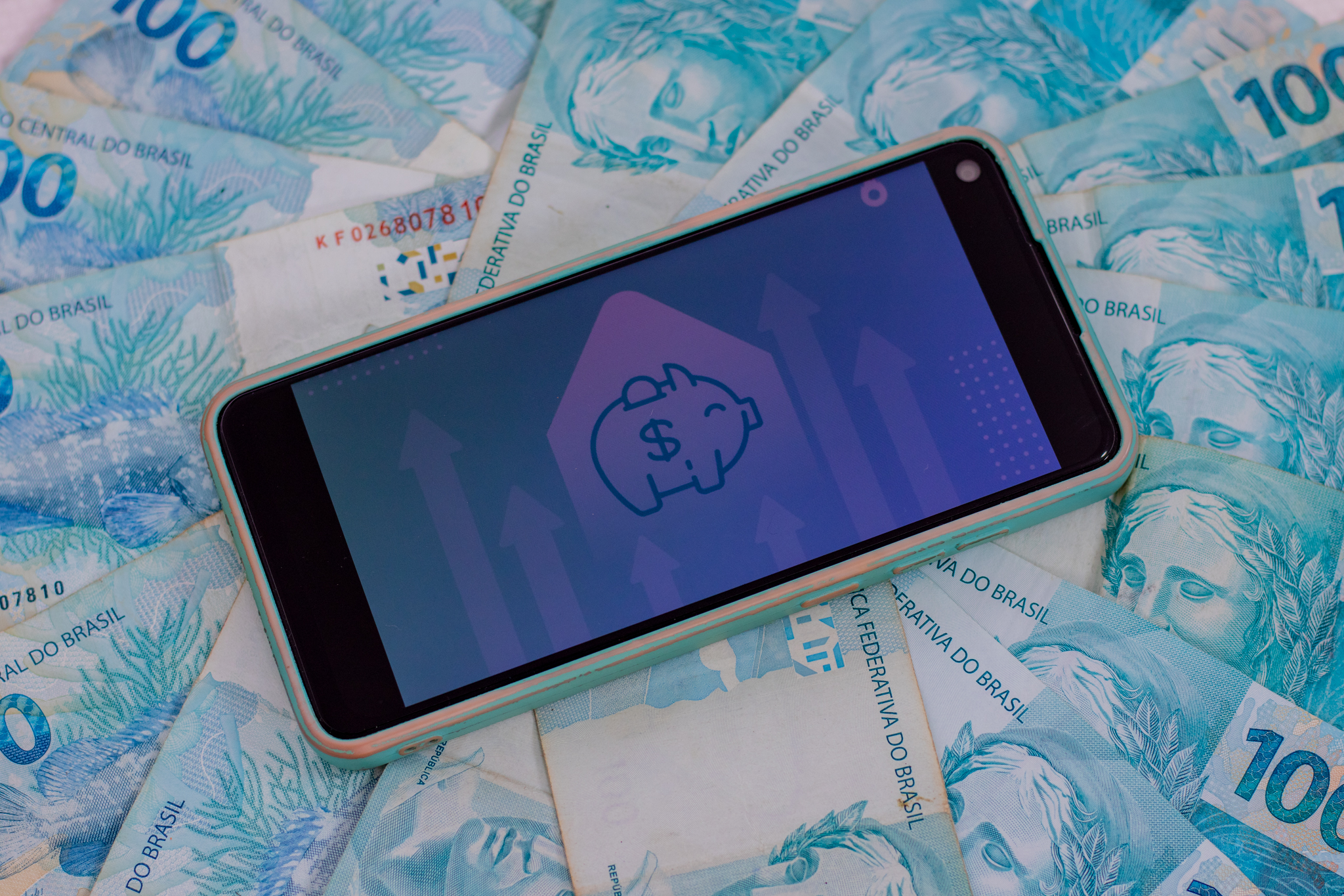 Cédulas de dinheiro brasil e um celular