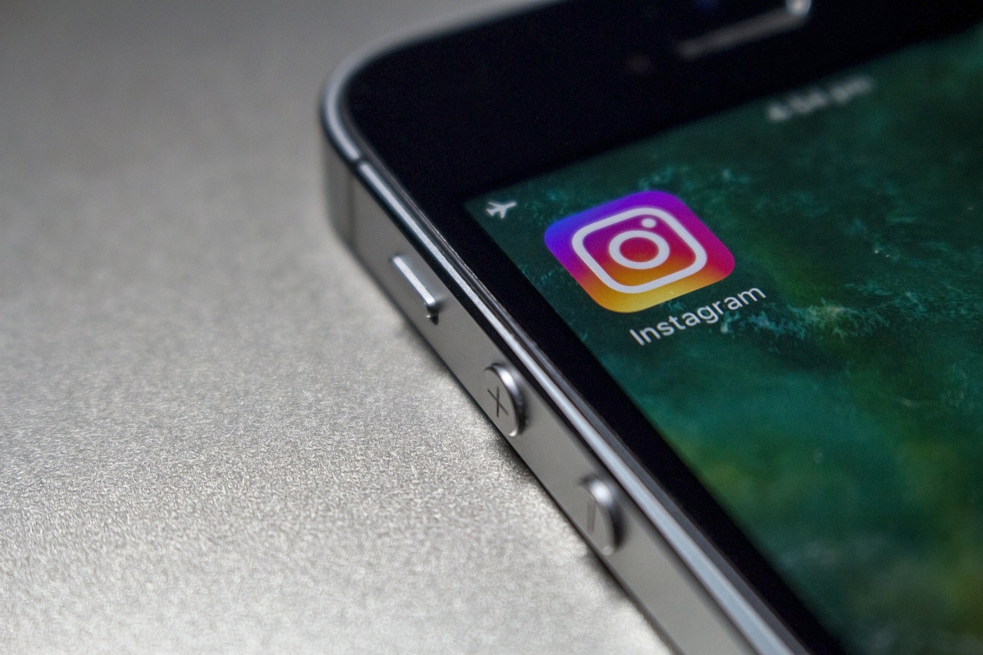 Celular com o aplicativo do Instagram