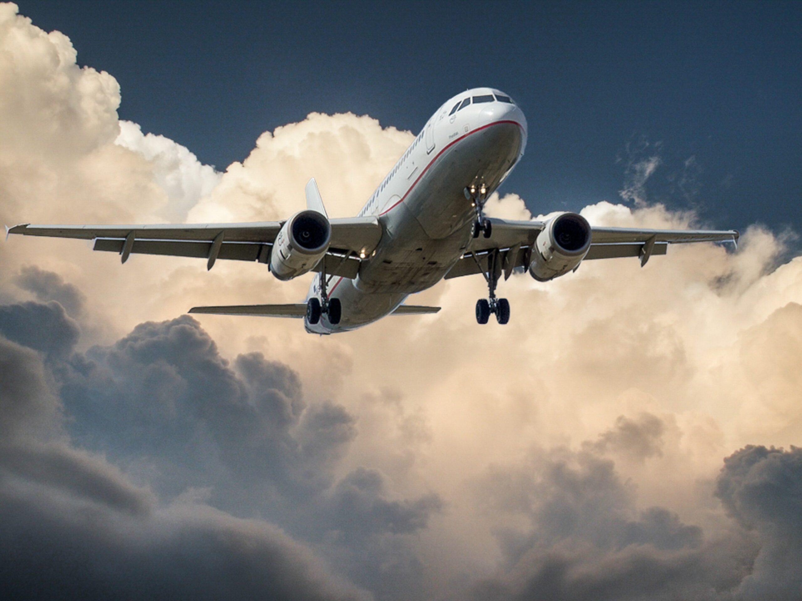 NUNCA leve estas 7 objetos quando viajar de avião