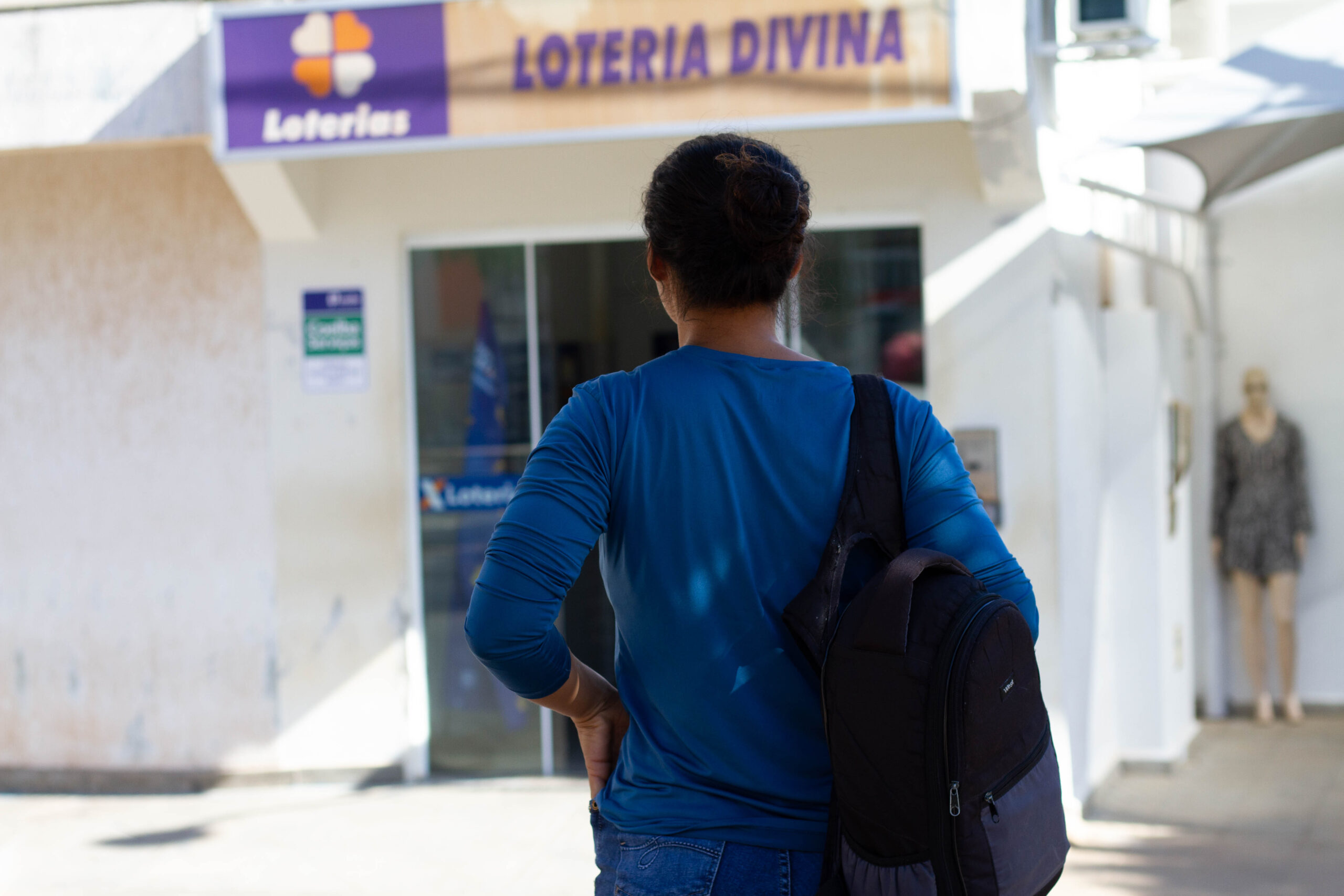 Pessoa na frente de uma loteria Caixa