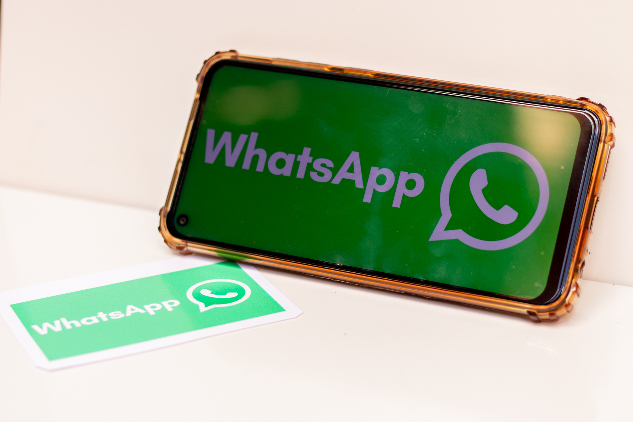 Celular com um papel de parede do WhatsApp