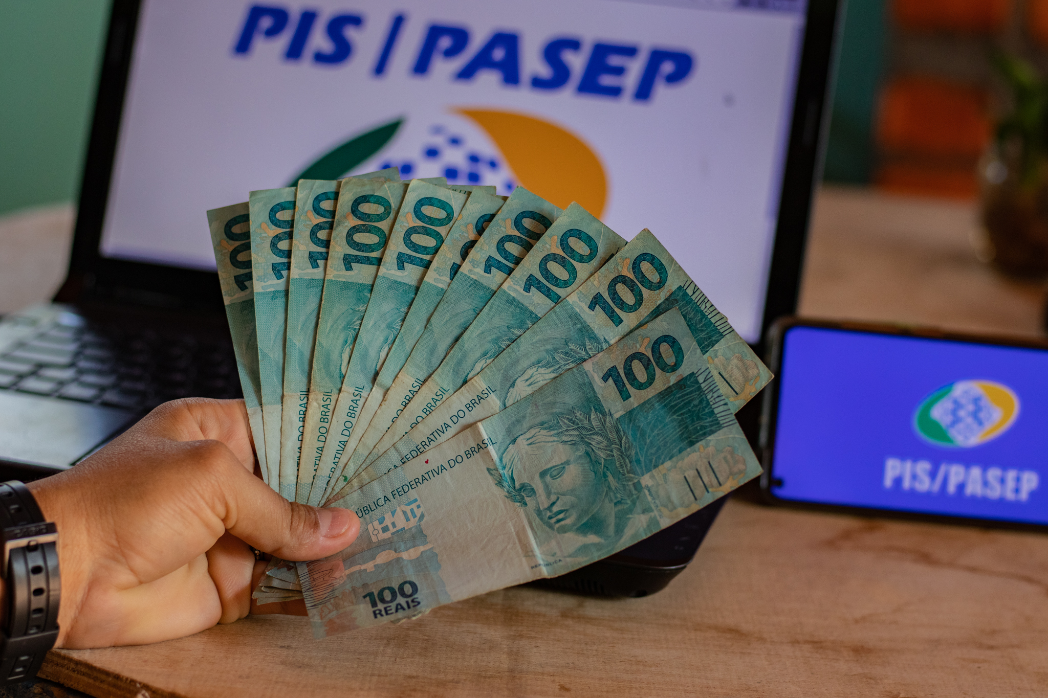 Pagamentos começam em breve! Novo grupo recebe o PIS em 2023