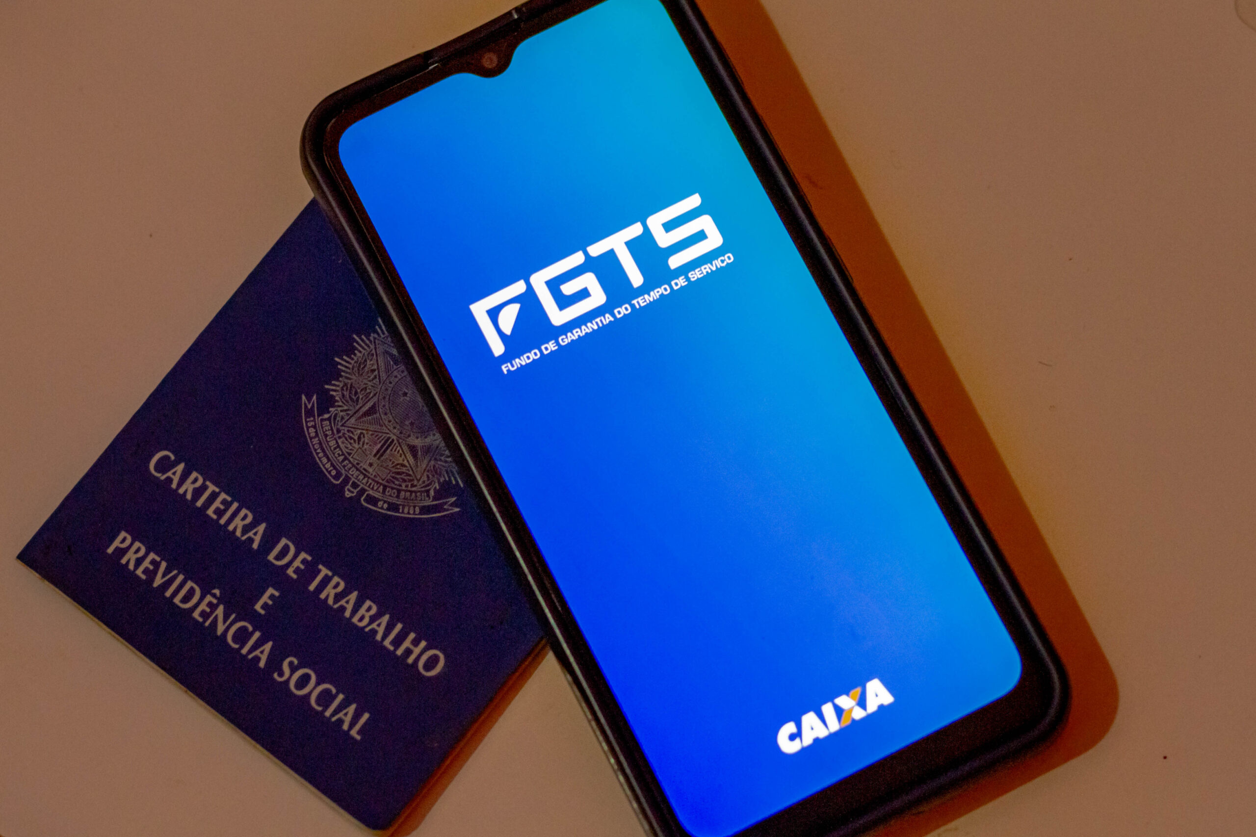 Pessoa com aplicativo do FGTS aberto