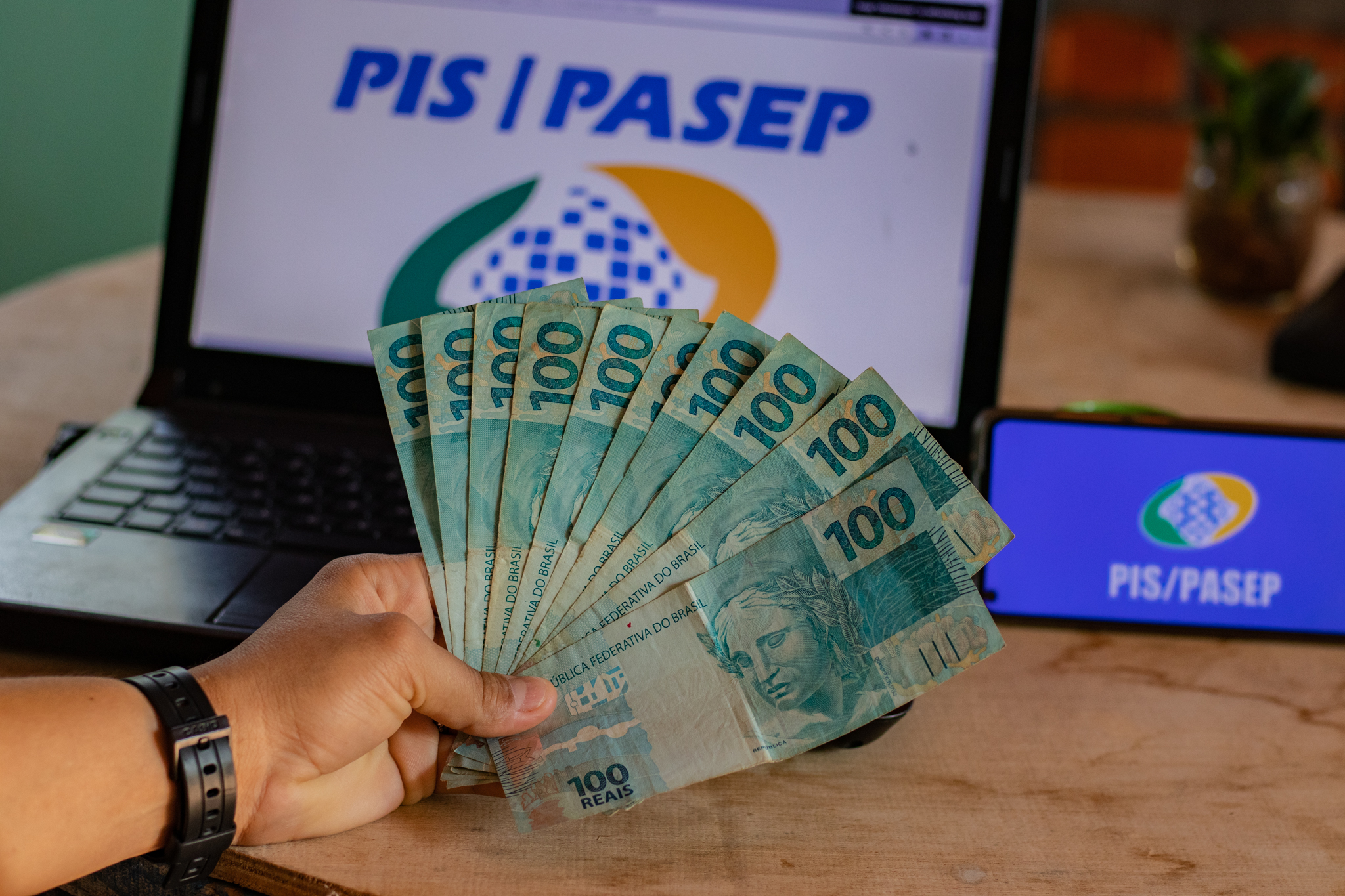 Saque do PIS ANTECIPADO nesta semana Veja quando recebem os nascidos em janeiro