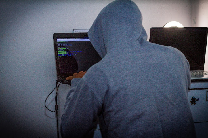 Hacker mexendo em seu notebook