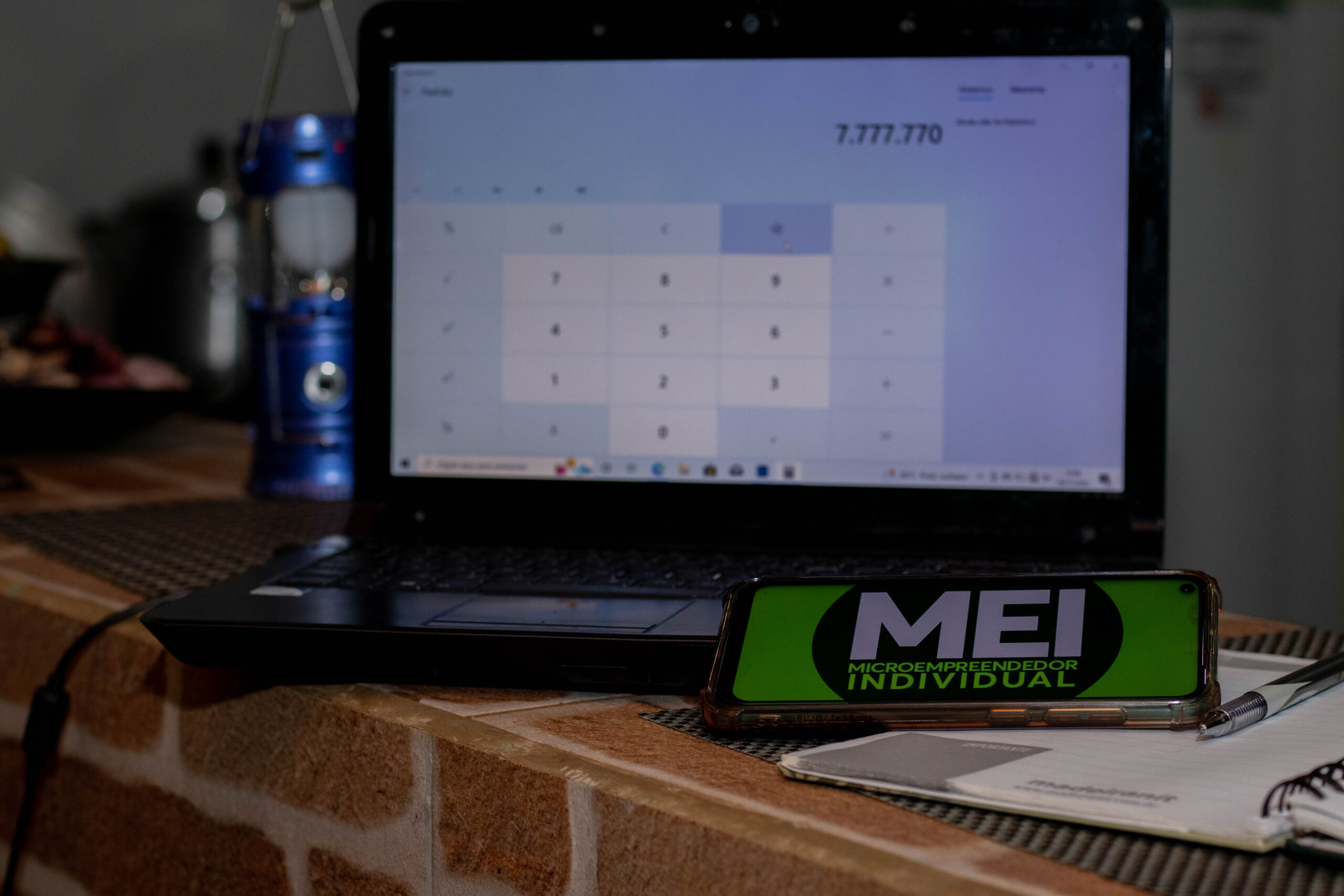 MEI trabalhando em seu Notebook