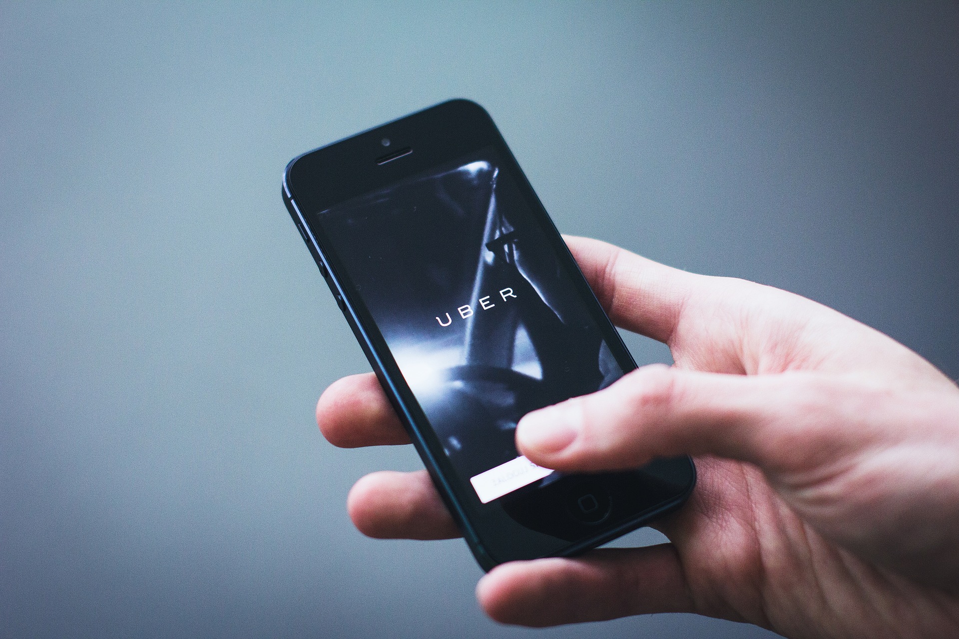 Pessoa usando aplicativo da Uber no celular