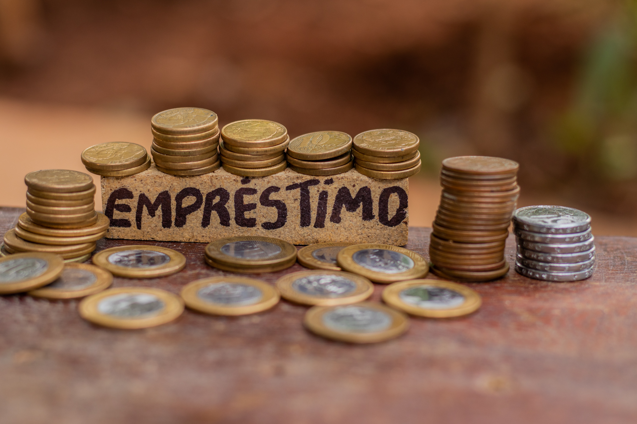 Nome 'empréstimo' e moedas remetendo a dinheiro